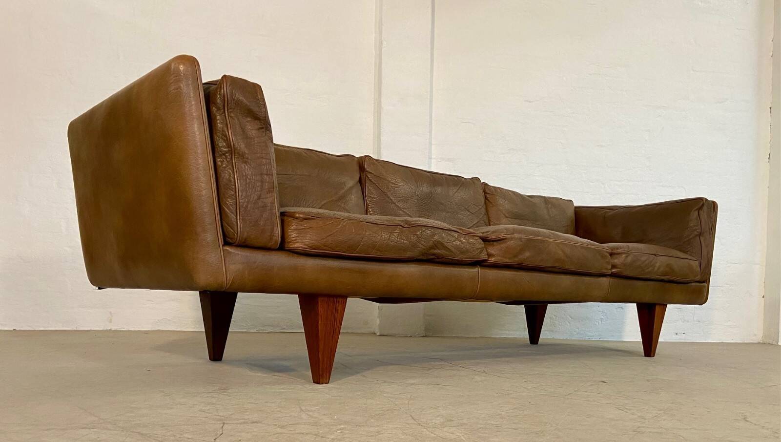 V11 sofa by Illum Wikkelsø for Holger Christiansen, 1960s