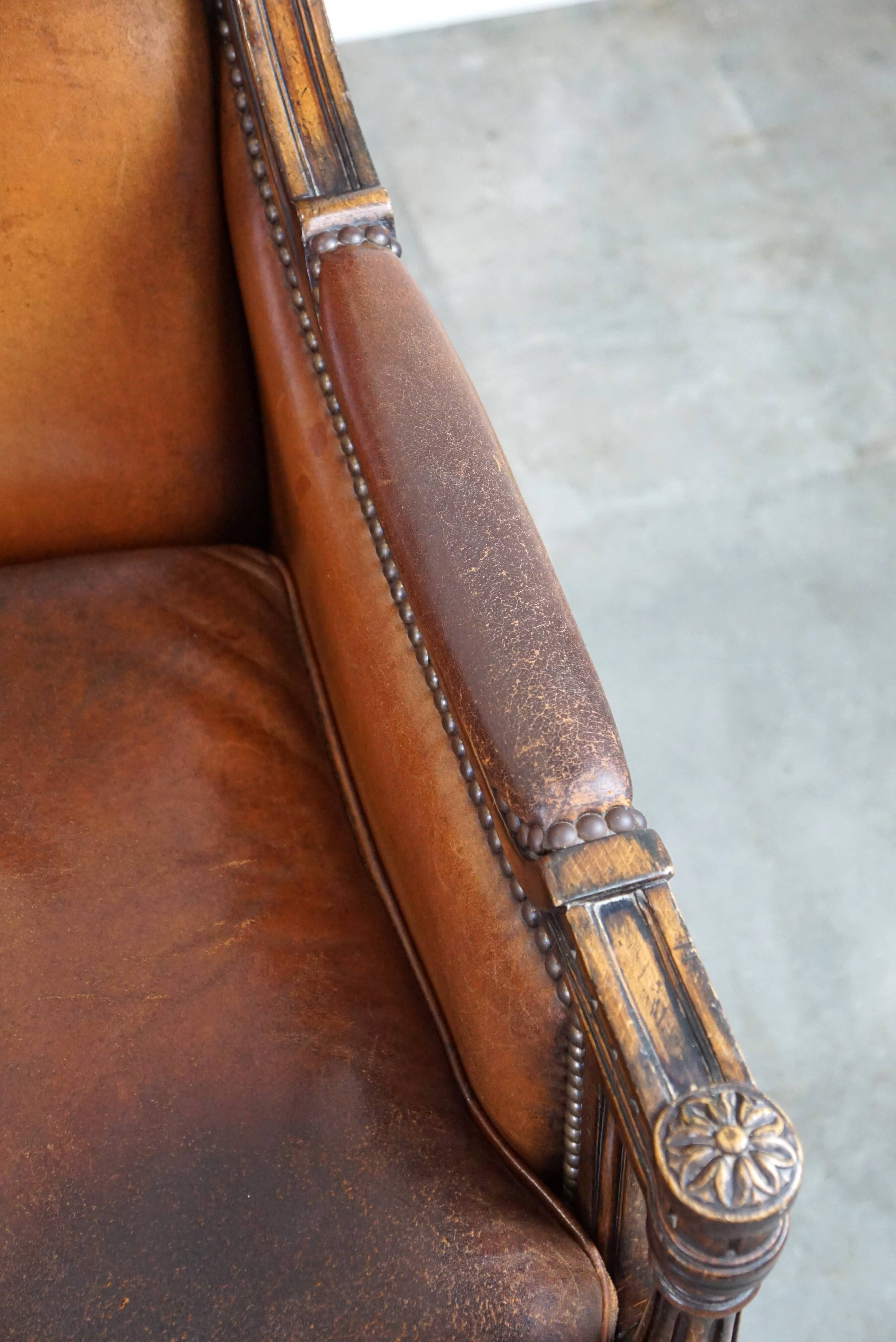 Fauteuil classique en peau de mouton avec sculptures en bois