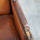 Fauteuil classique en peau de mouton avec sculptures en bois