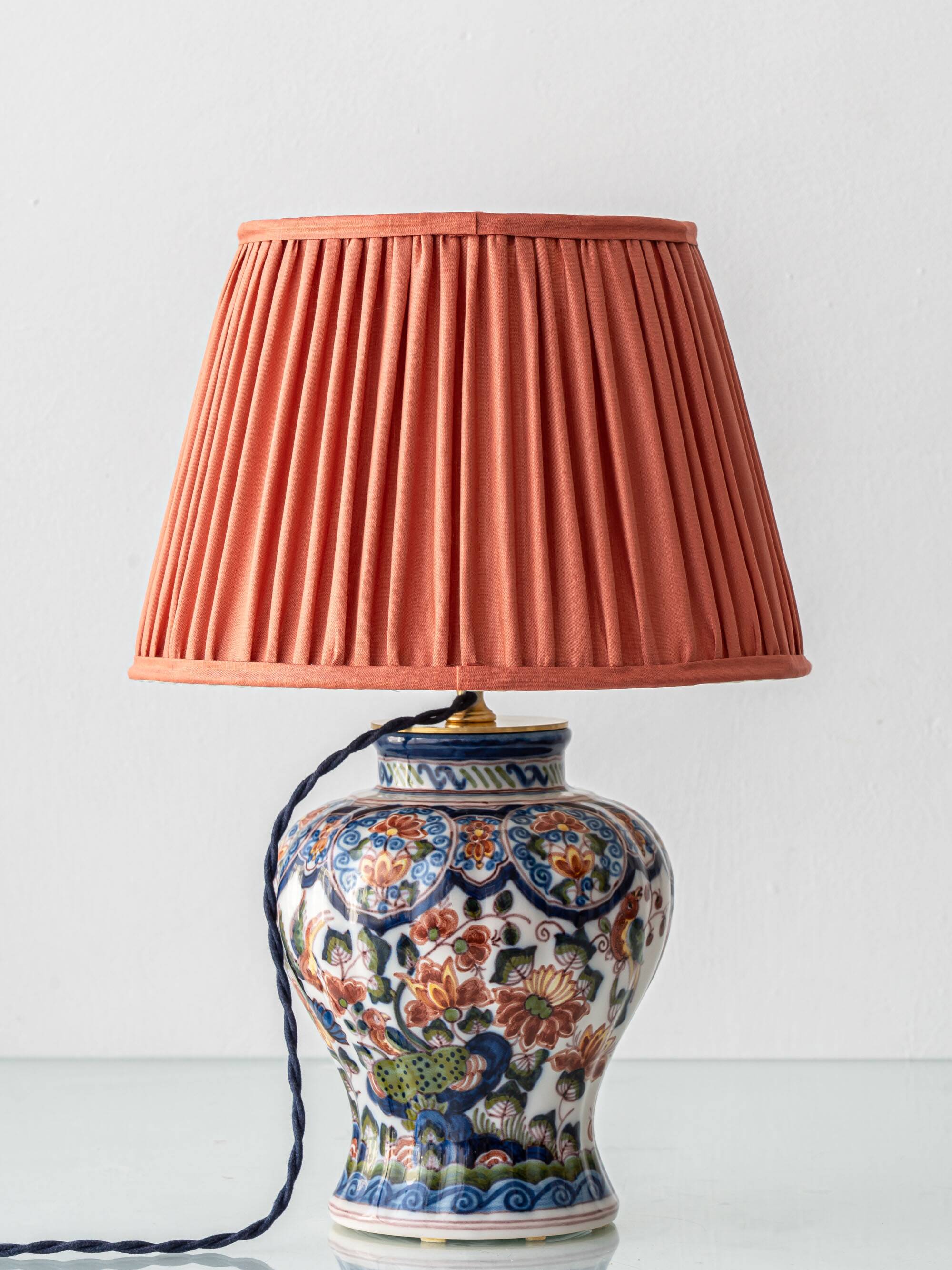 Dutch chinoiserie table lamp in polychrome Delftware, Makkum, with a new coral silk shade
