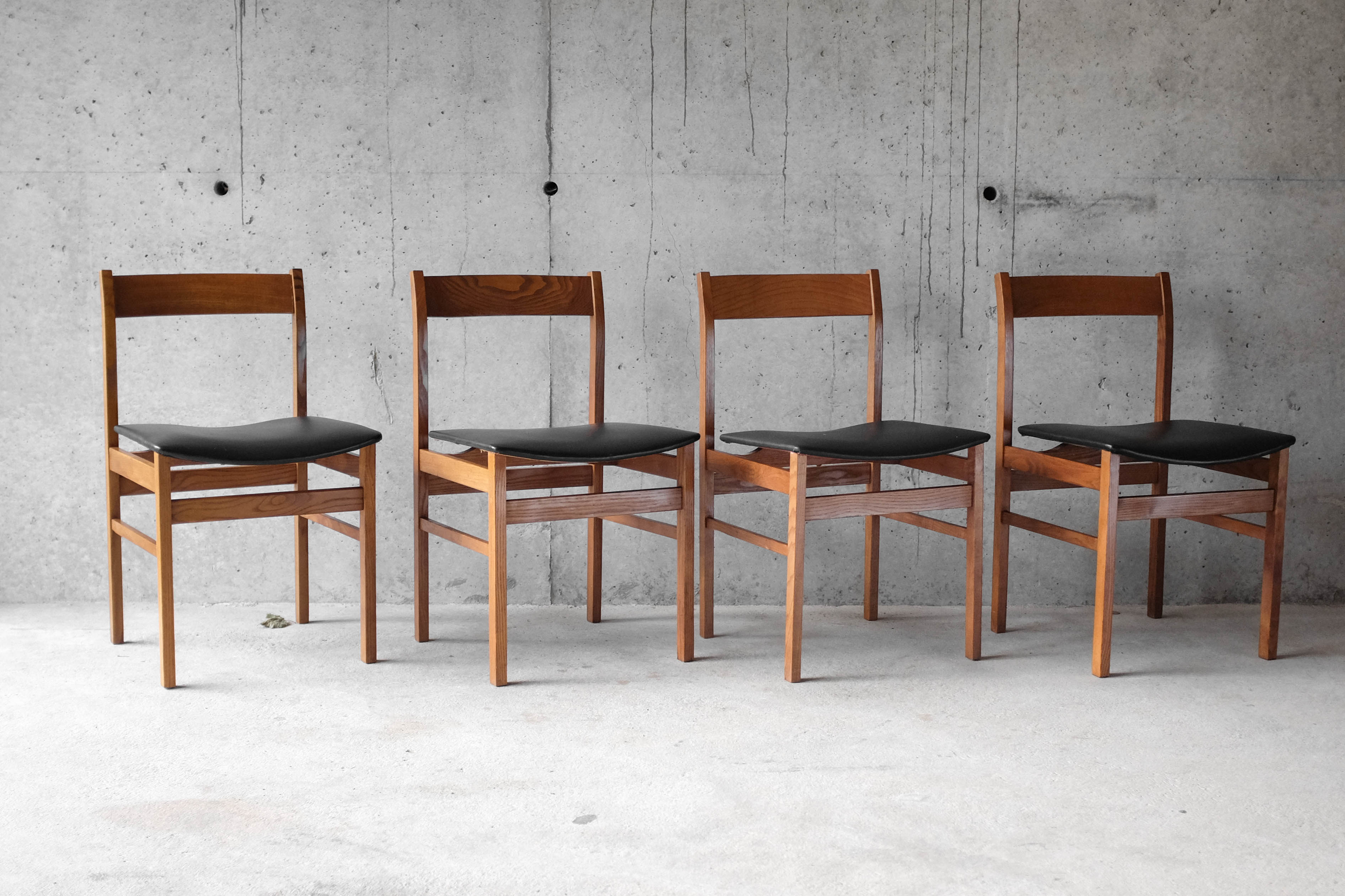 Table and 4 chairs 60