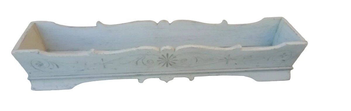 Antique painted wooden jardinière in the Liberty style, shaped and engraved.