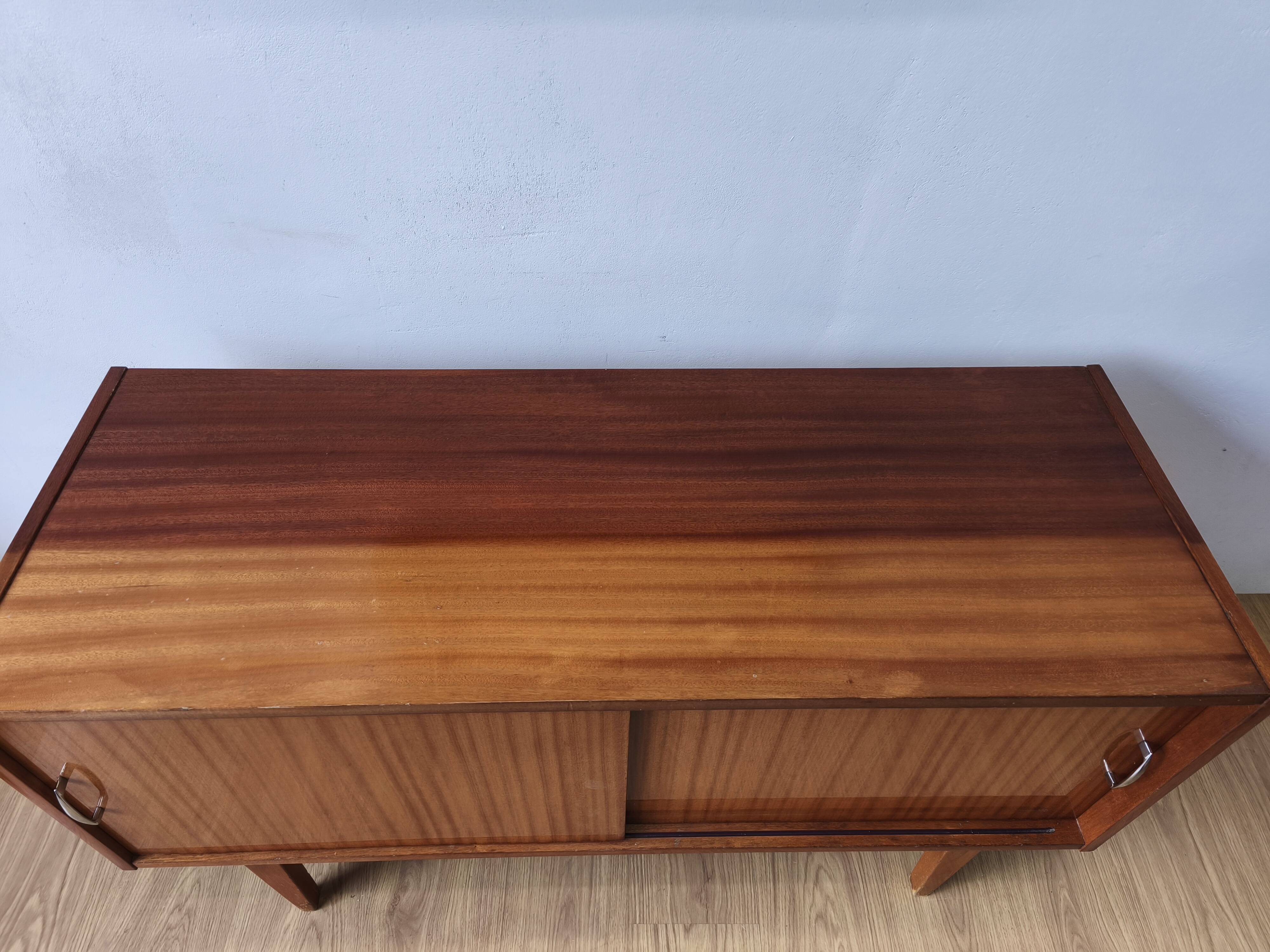 Buffet moderniste des années 1970.