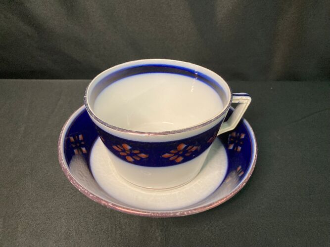 Tasse à chocolat en porcelaine opaque Sarreguemines début XXème