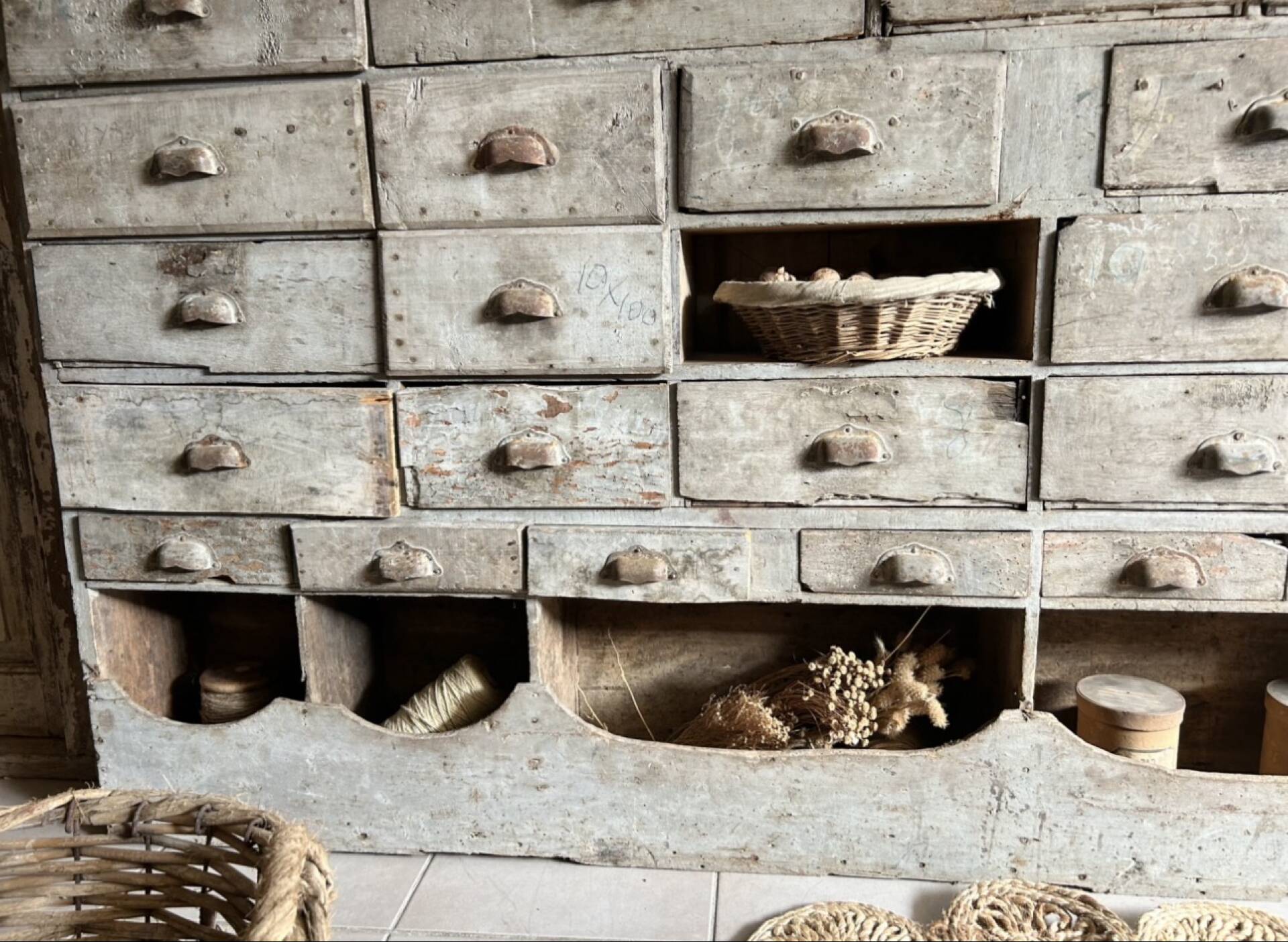 Ancien meuble de quincaillerie, meuble de métier