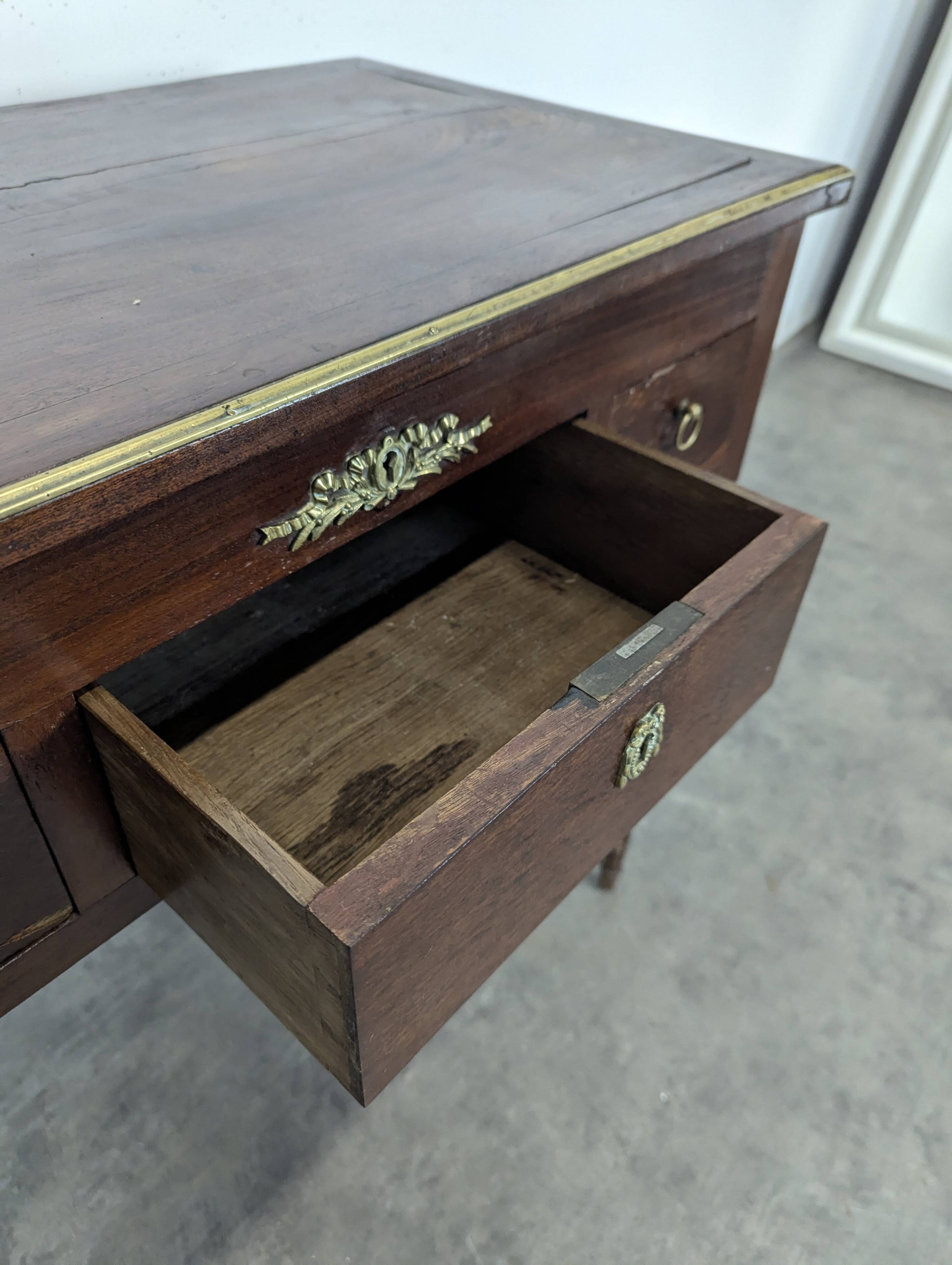 Coiffeuse Louis XVI en acajou à plateau abattant et miroir
