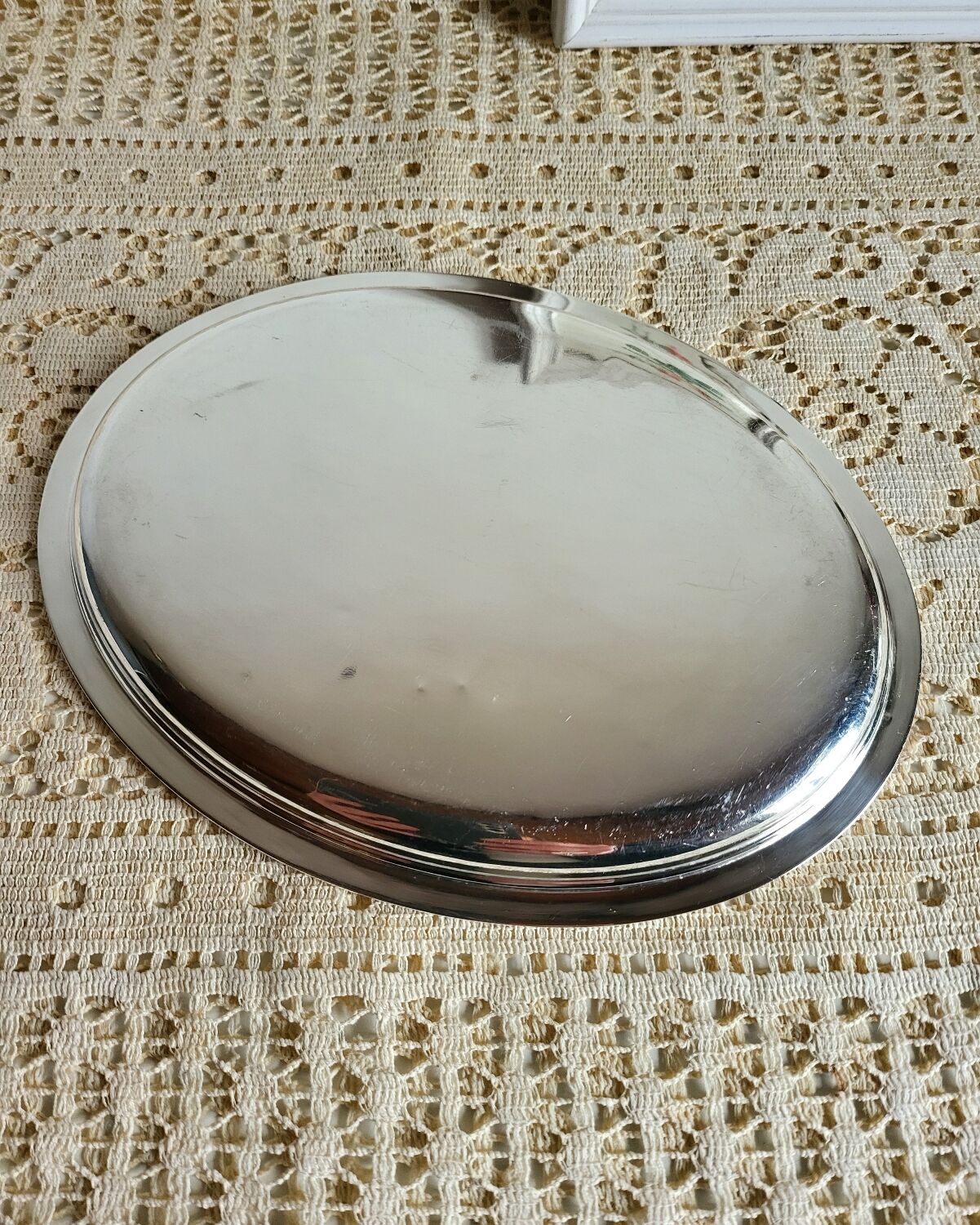 Small oval dish in silver-plated metal