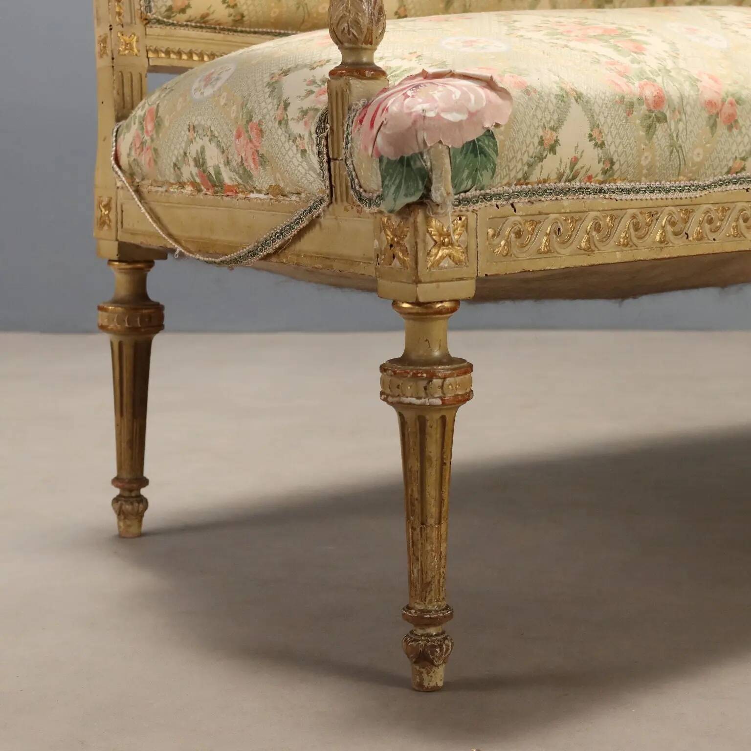 Antique neoclassical canapé in carved wood from the 19th century.