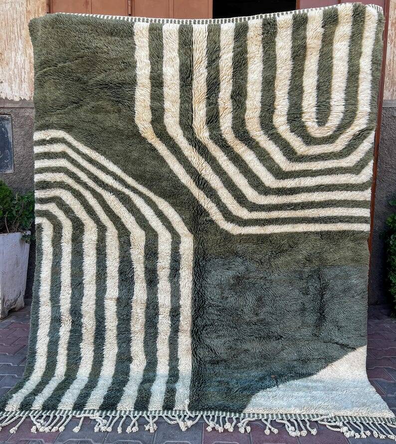 Off-white Moroccan rug with geometric patterns, 160cm x 260cm