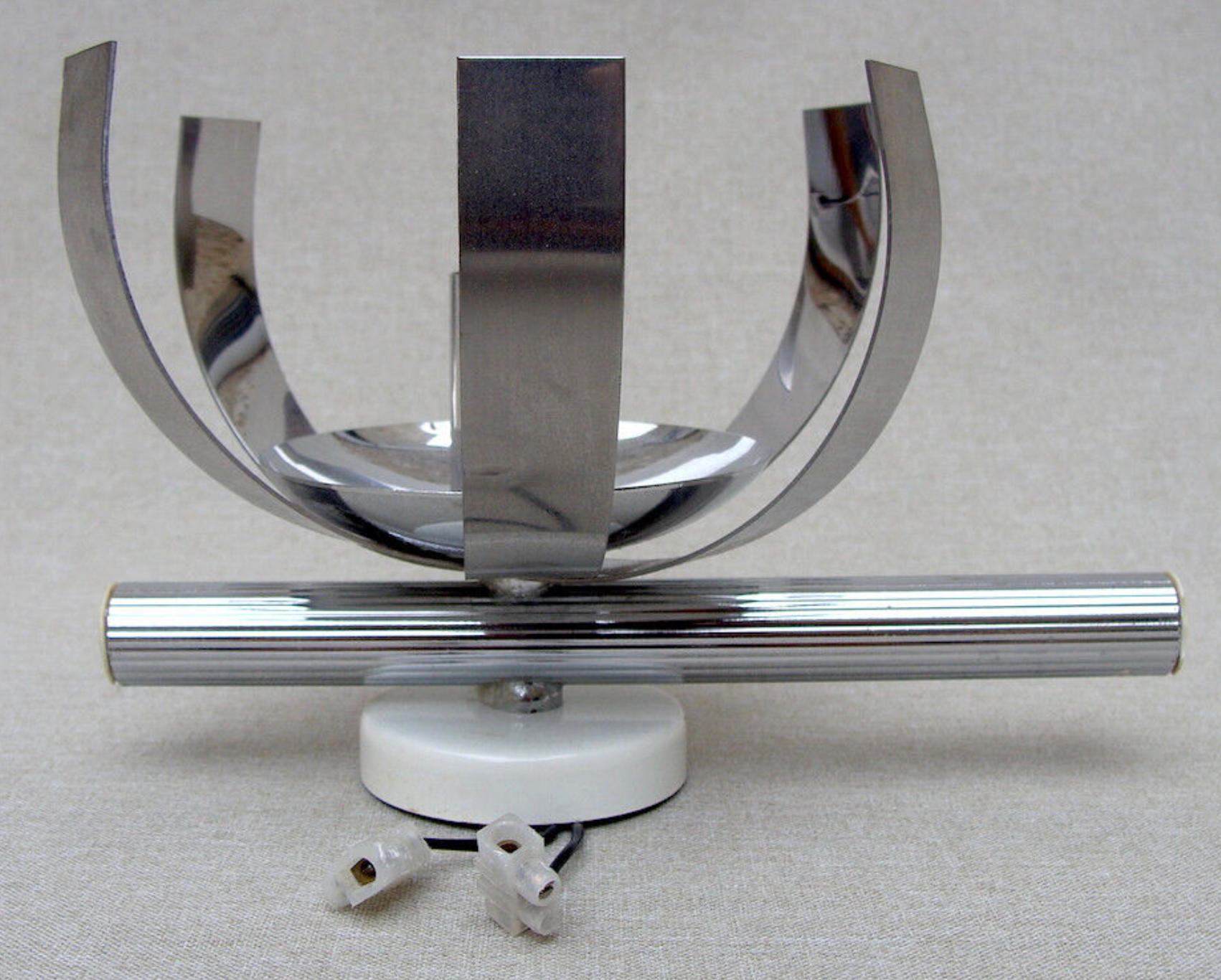 Pair of wall lamps "Fleur de lumière" Trocmé chromed aluminum, 70s