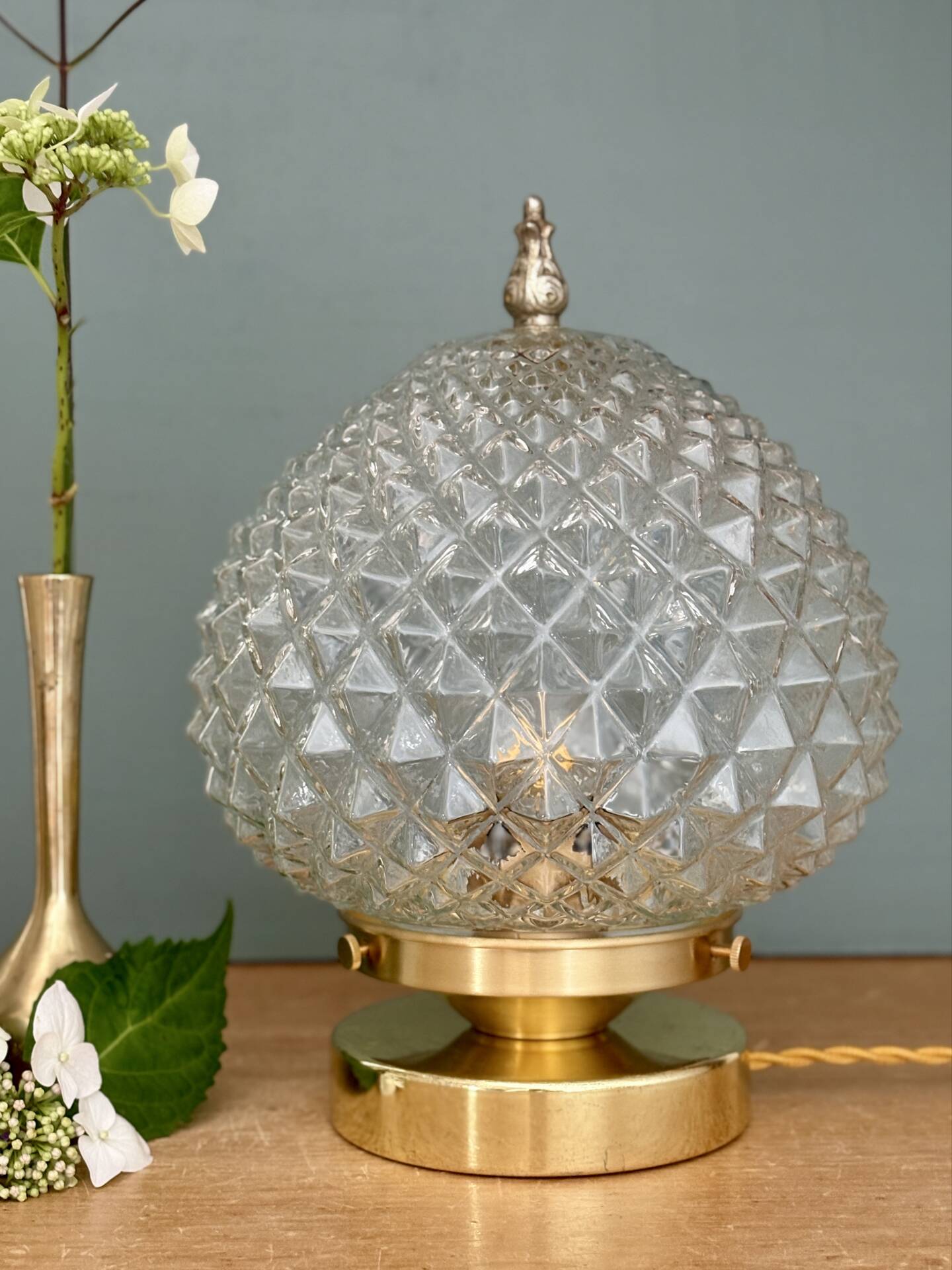 Lampe à poser globe vintage en verre moulé pointes de diamant