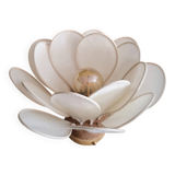 Lampe à poser fleur composée de pétales en rotin et flanelle ivoire