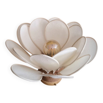 Lampe à poser fleur composée de pétales en rotin et flanelle ivoire