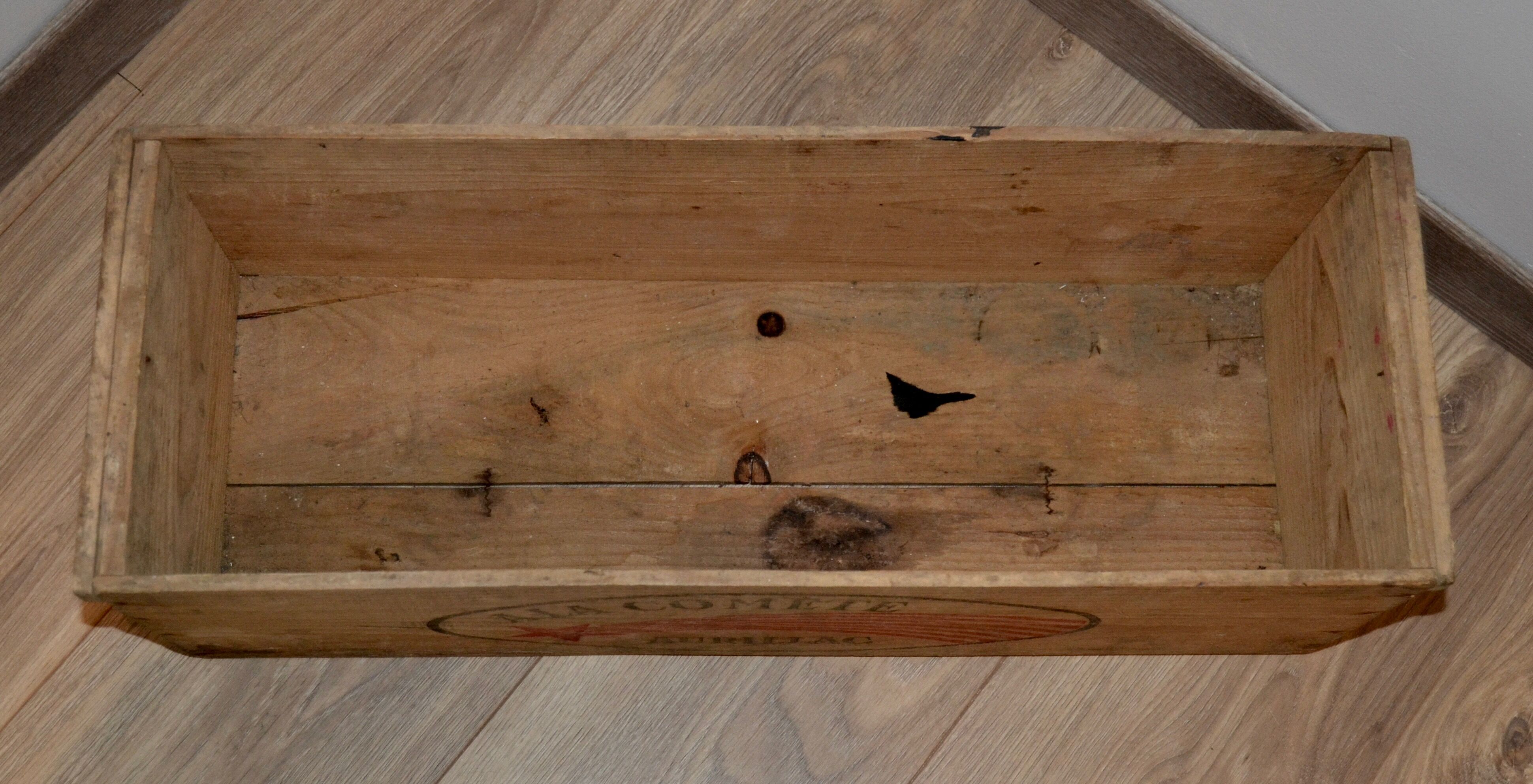 Old wooden box "has the comet" Aurillac