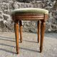 Tabouret repose-pieds en velours vert amande