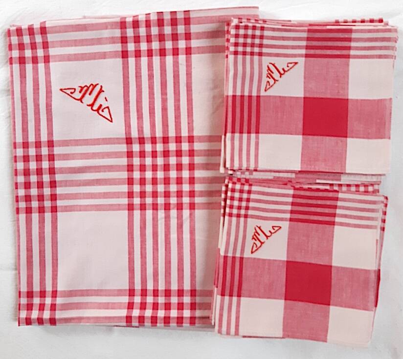 tablecloth and red and white checked napkins 154x164 cm