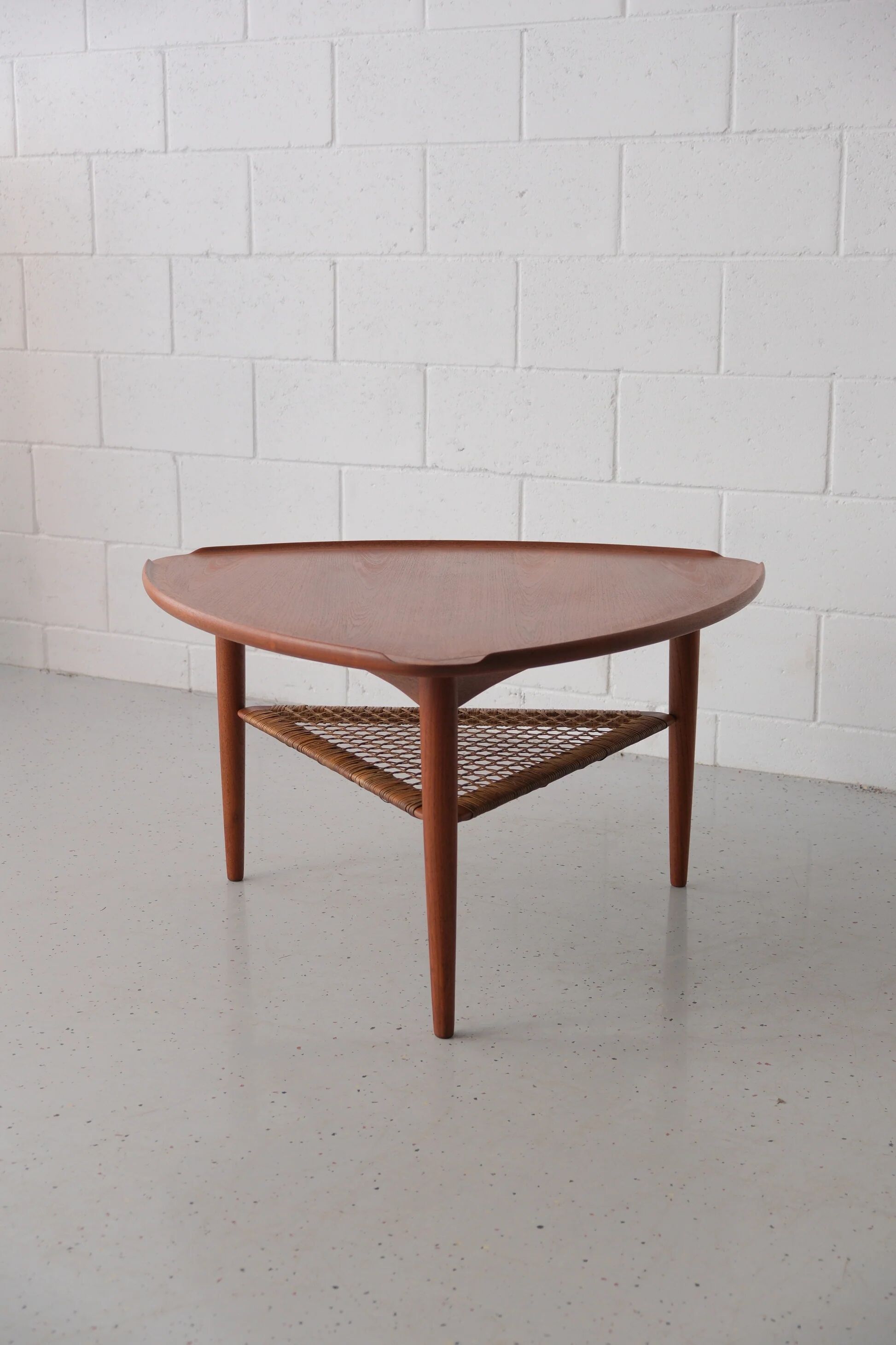 Table basse en teck Poul Jensen en forme de triangle