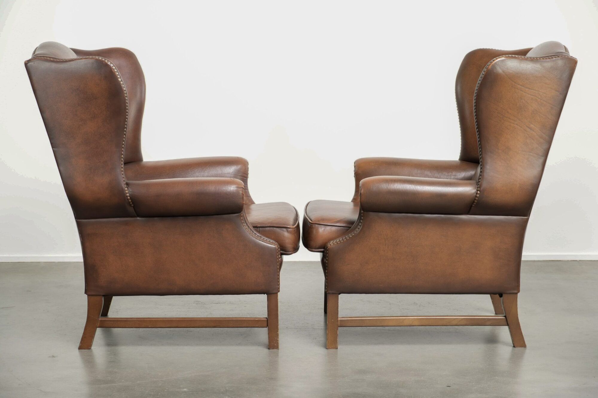 Set of 2 cow leather wingback armchairs in English style