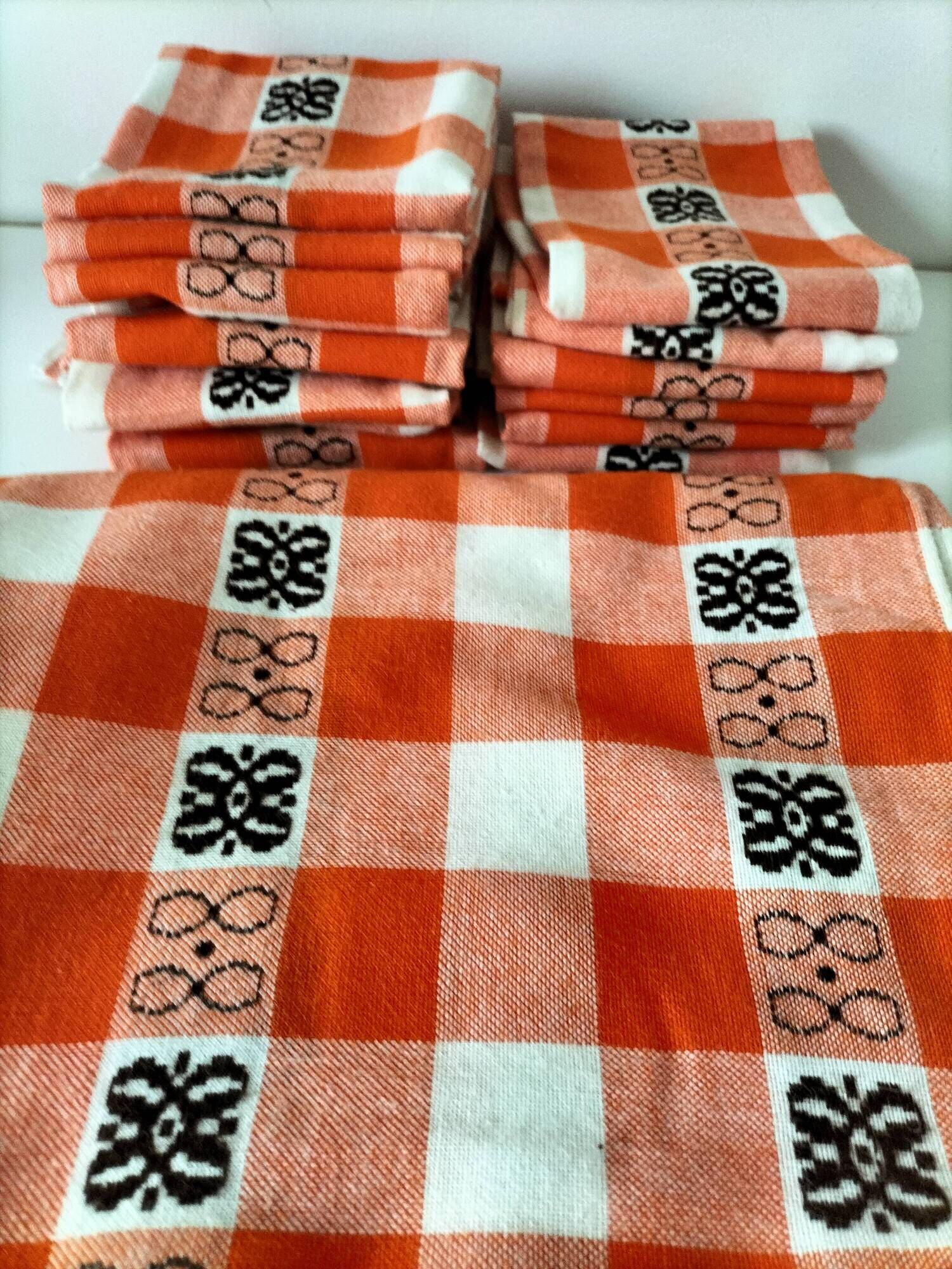 Tablecloth and 14 napkins – orange – 60s-70s – bistro pop style