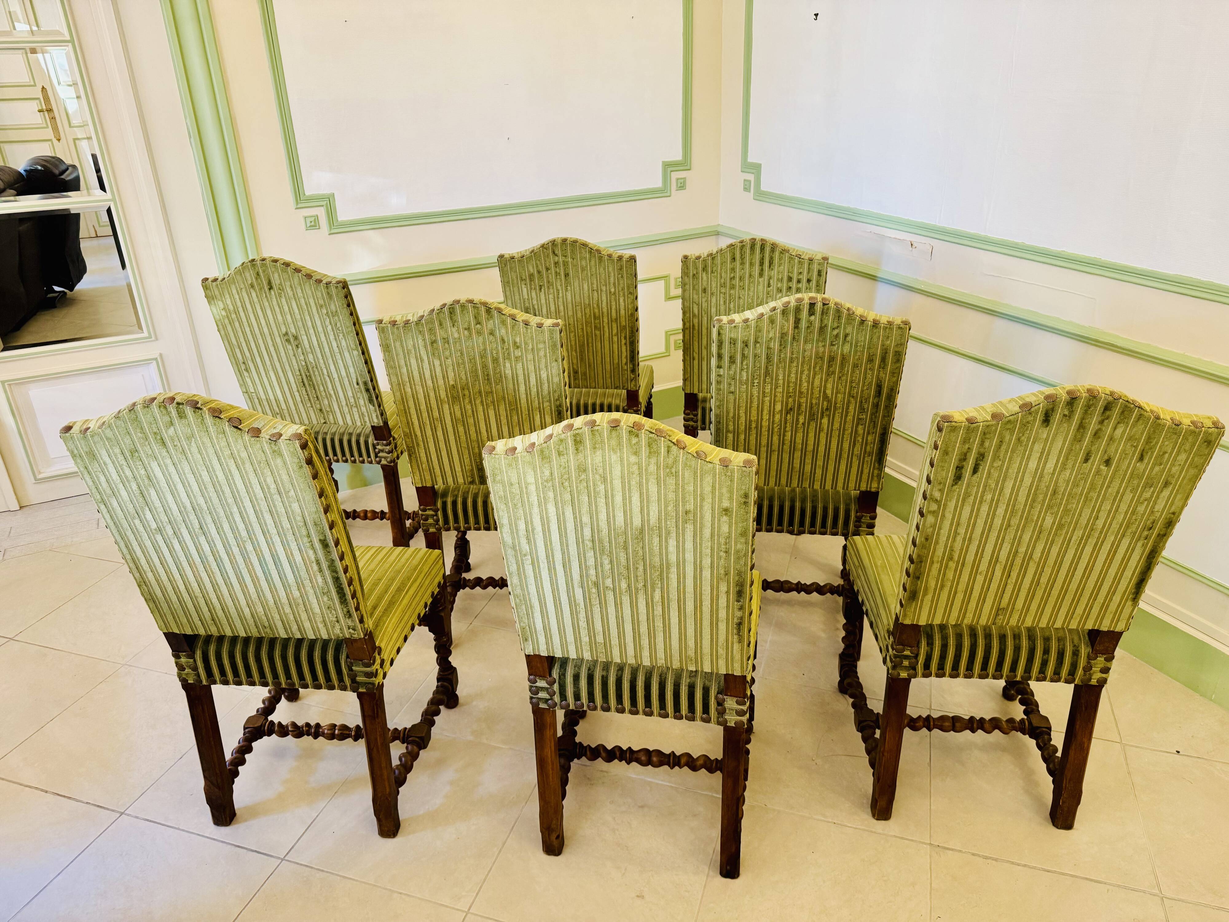 Ensemble de salle à manger en noyer massif – style Louis XIII