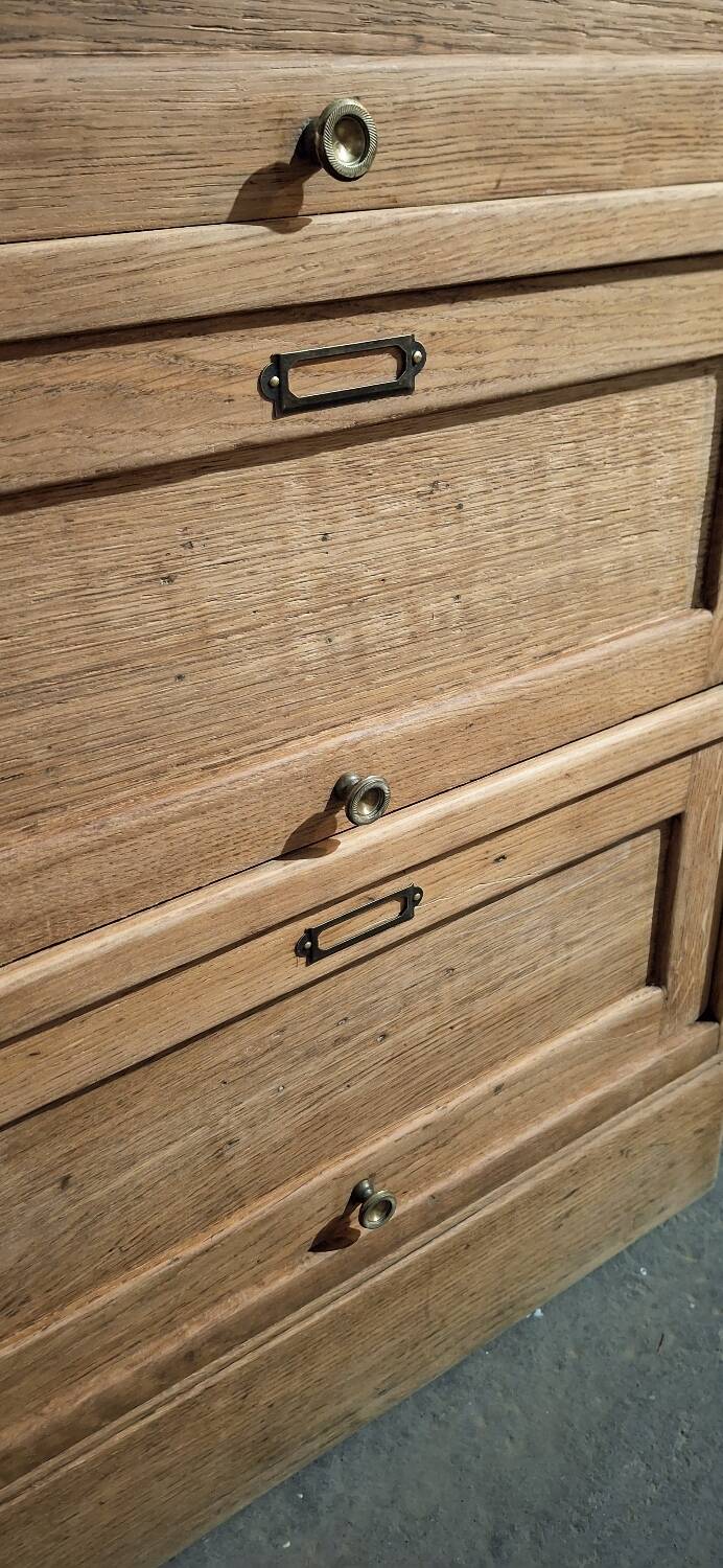 Trade cabinet with flaps