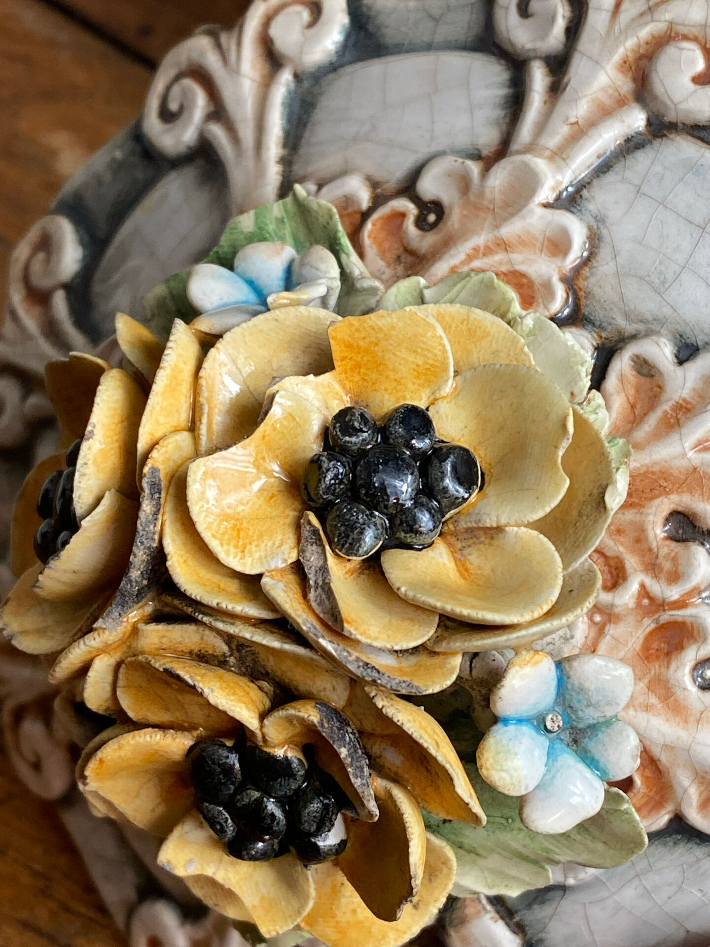 Bonbonnière in slipware