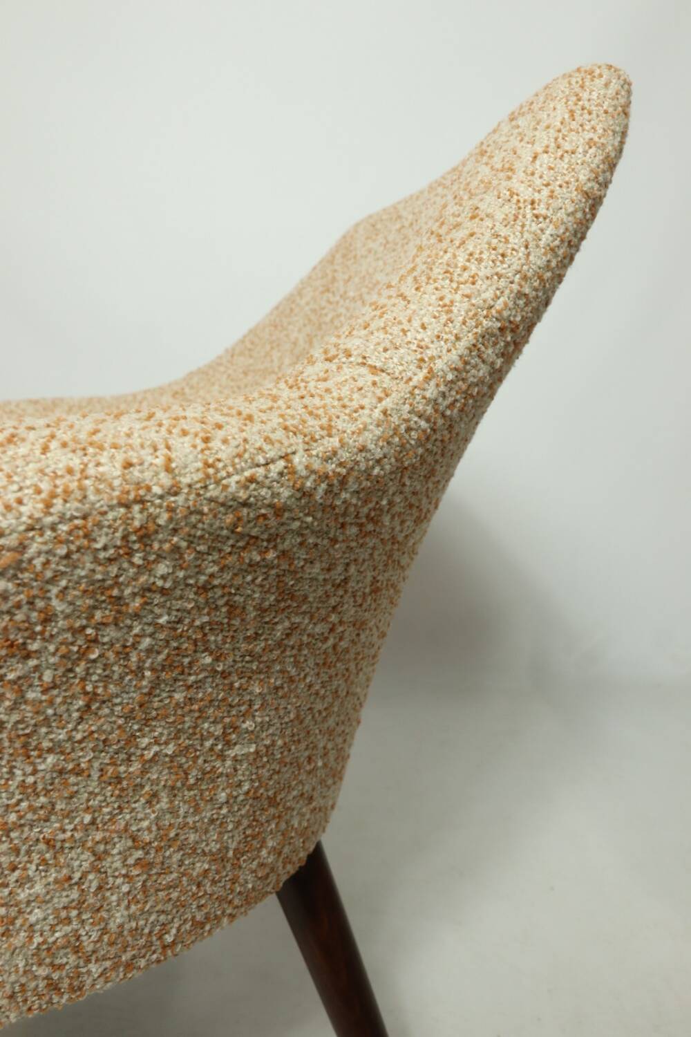 Modern fauteuil en bois orange polka dot bouclé tissus 1960 cocktail fauteuil de salon