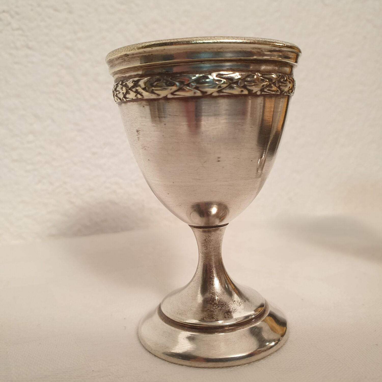 3 shells and 2 silver metal napkin rings