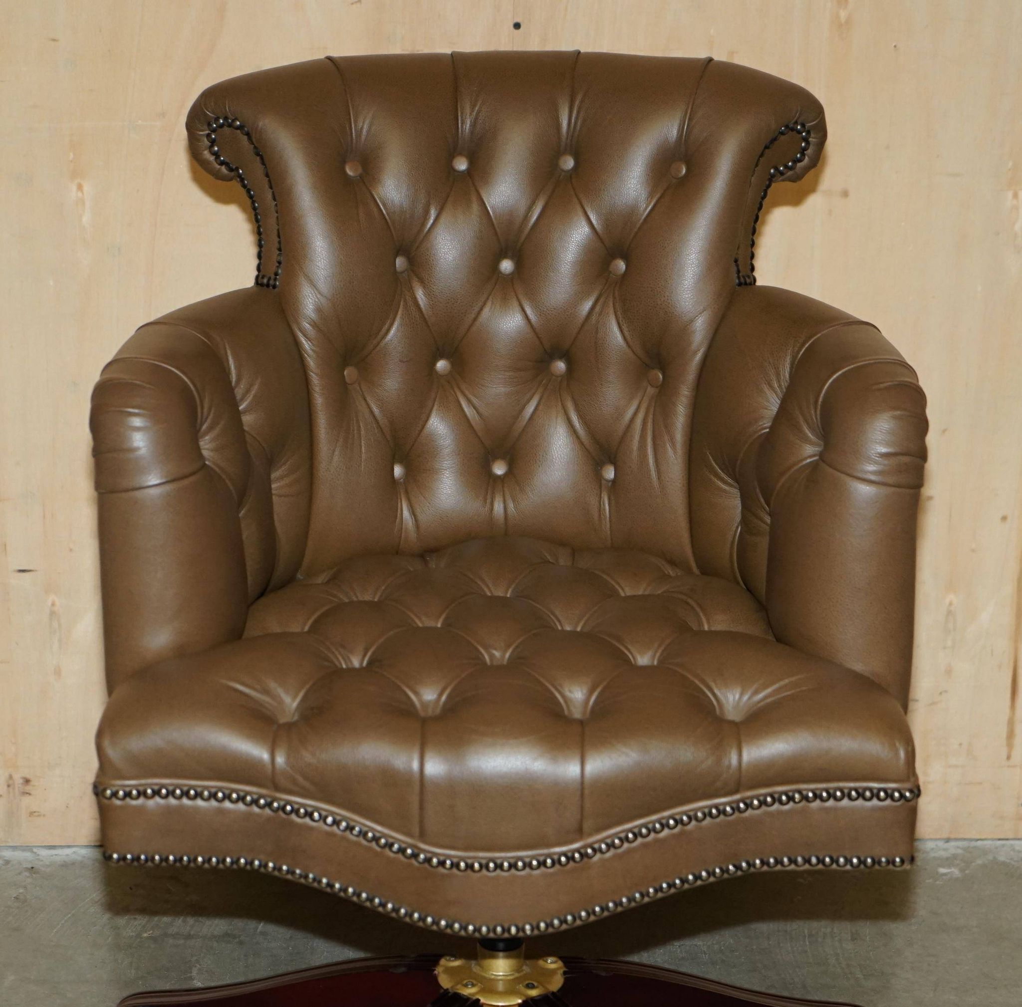 Fauteuil de bureau Chesterfield capitonné cuir George Smith