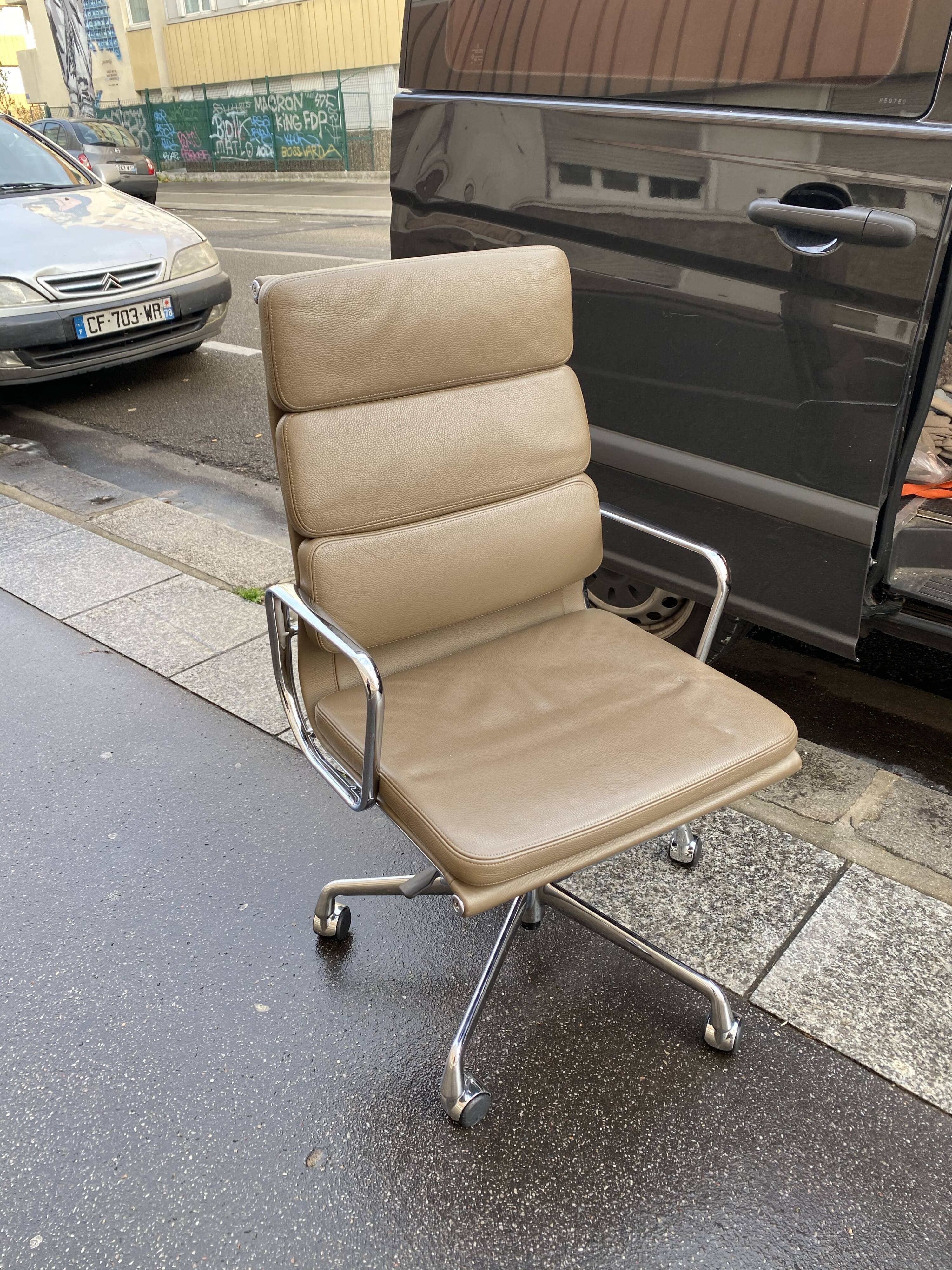 Armchair Charles and Ray Eames ea 219 edition Vitra taupe leather