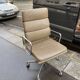 Fauteuil Charles et Ray Eames ea 219 édition Vitra cuir taupe