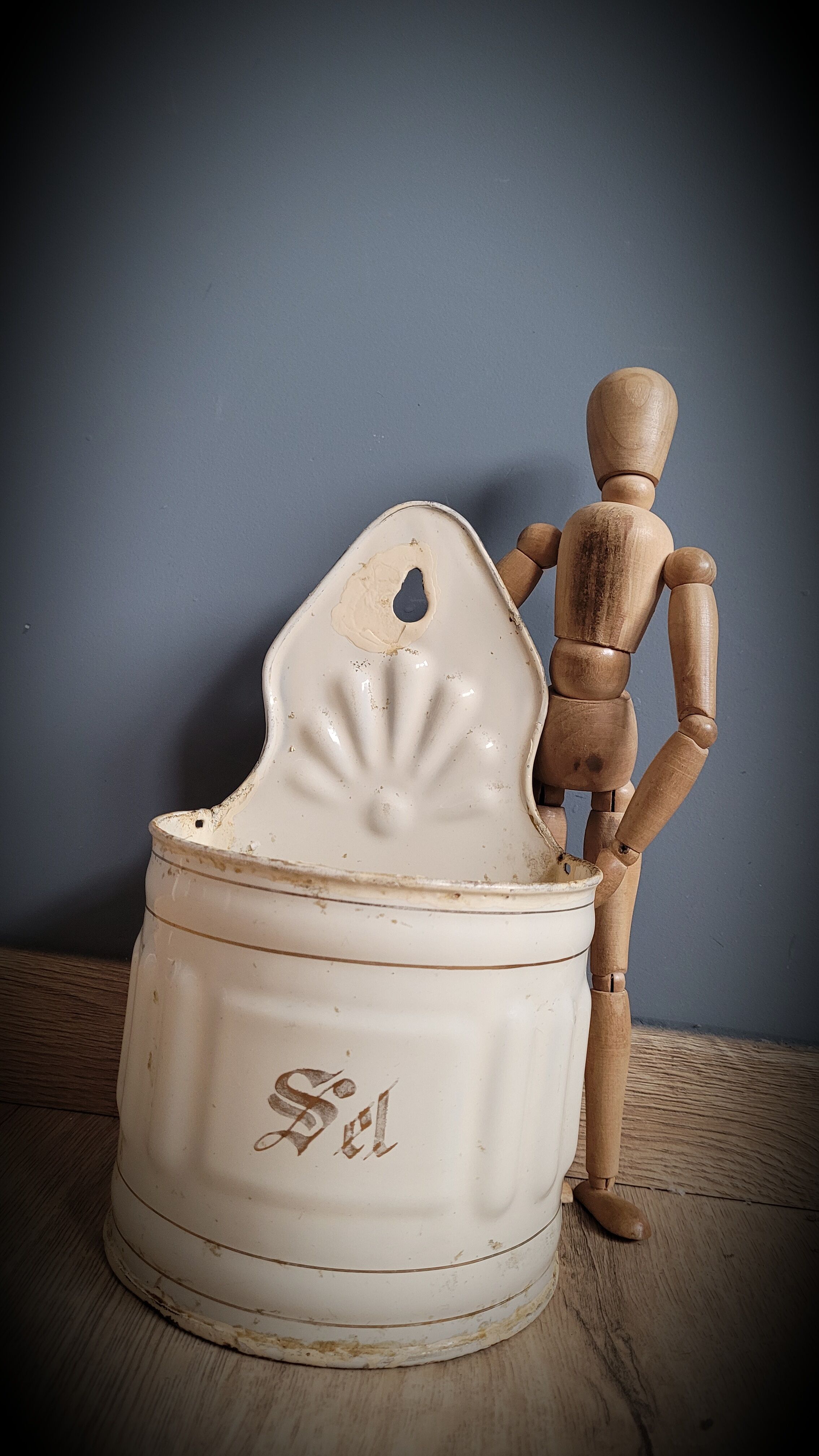 Salt enamelled pot
