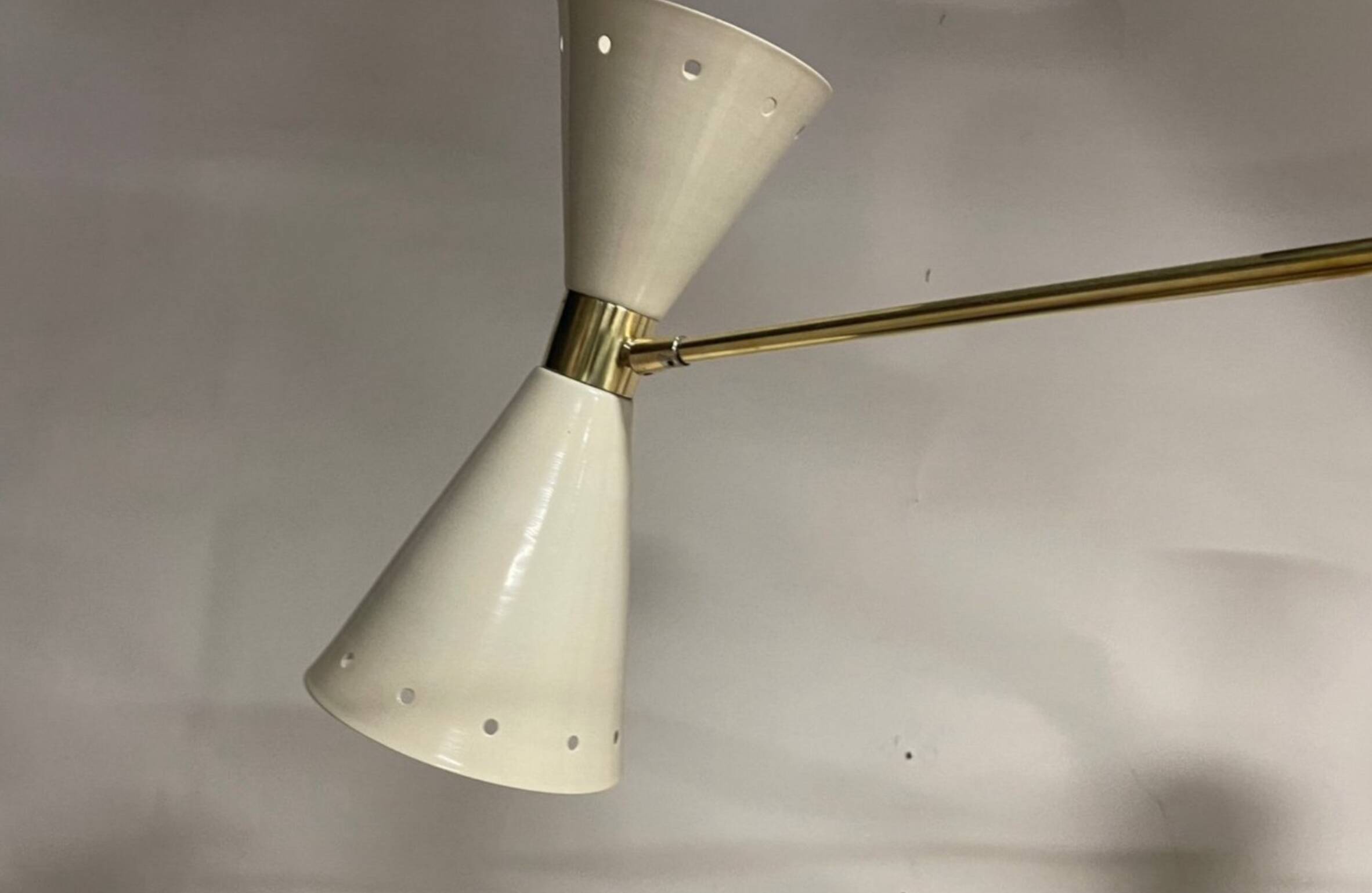 Lampadario a forma di cono in ottone
