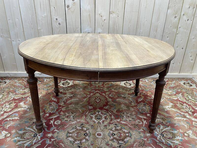 Table de salle à manger ovale de style Louis XVI en noyer