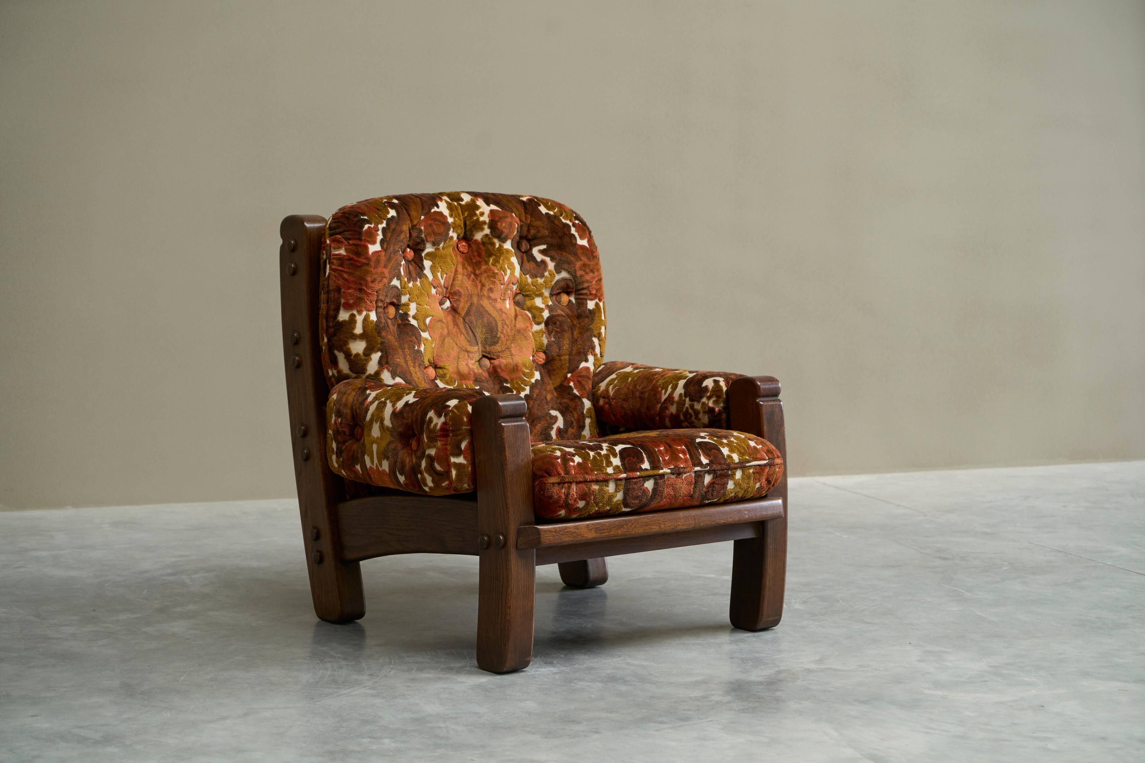 Brutalist lounge chair in solid oak and velvet from the 1960s.