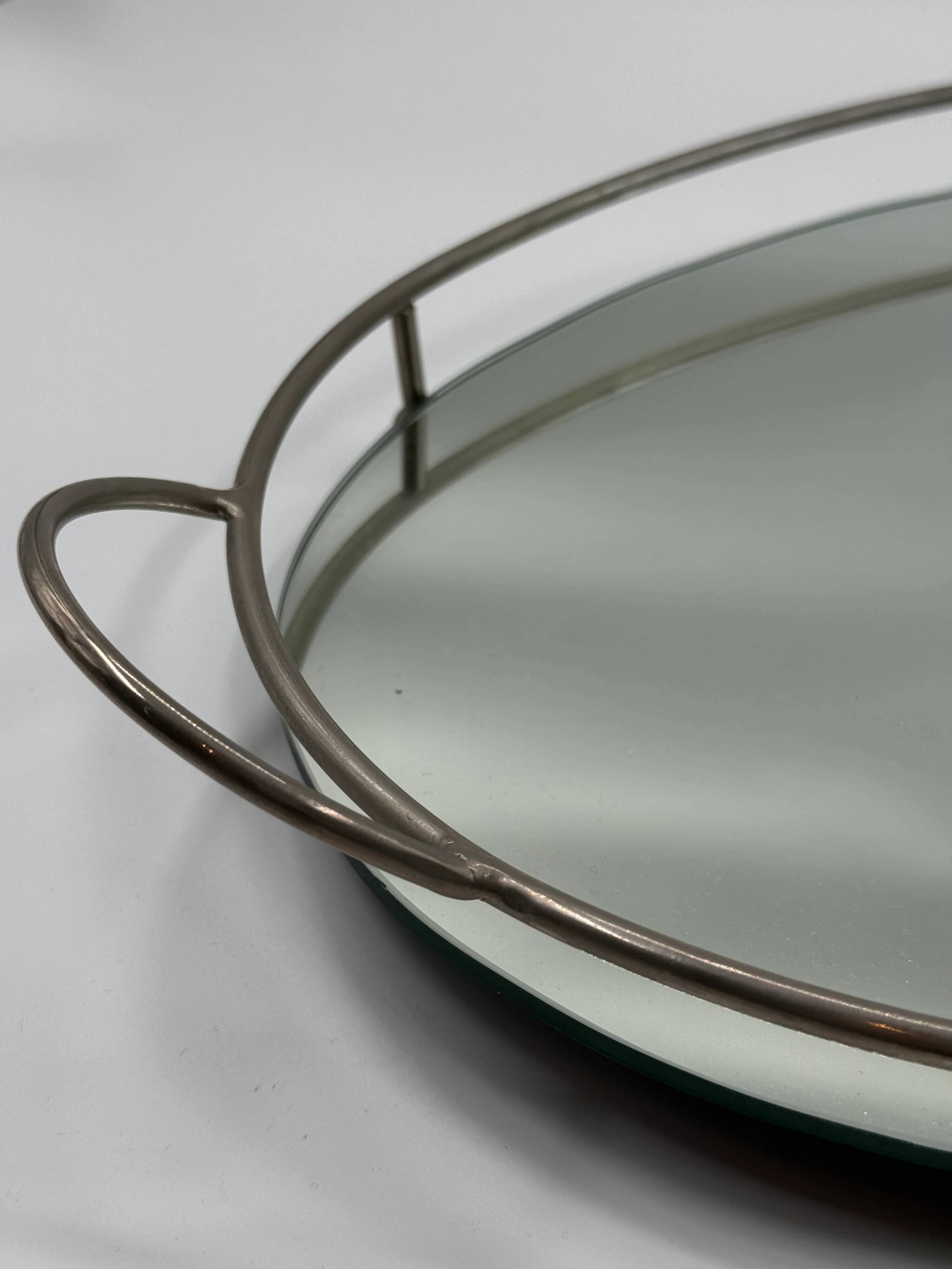 Oval chrome and mirror plateau, mid-century reflective piece.