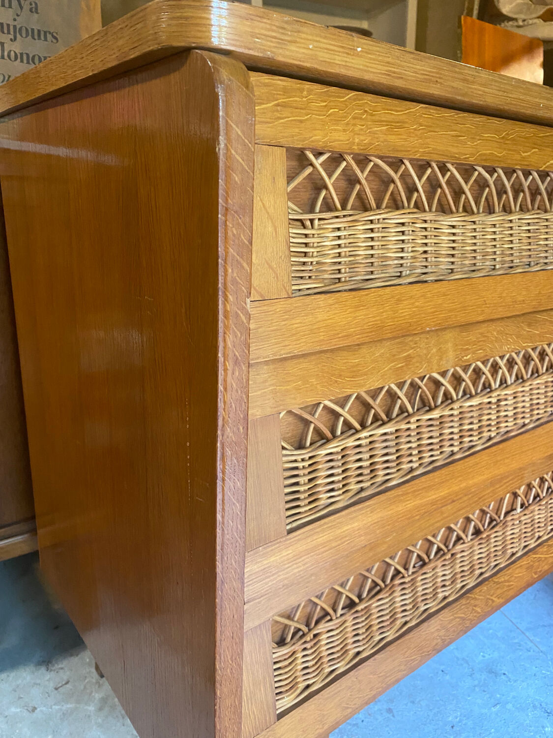 Commode en rotin vintage pied compas