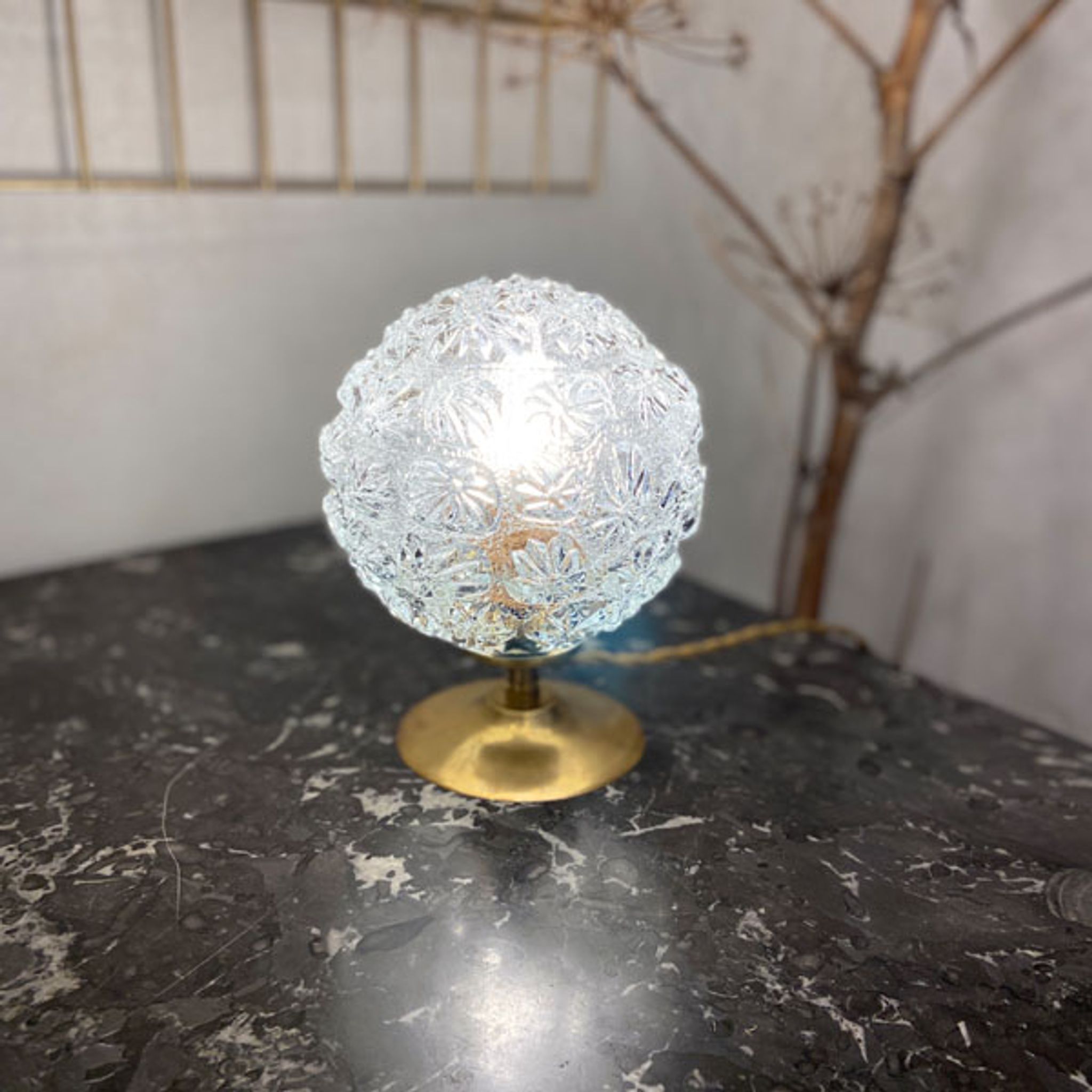 Lampe globe “fleur” en verre