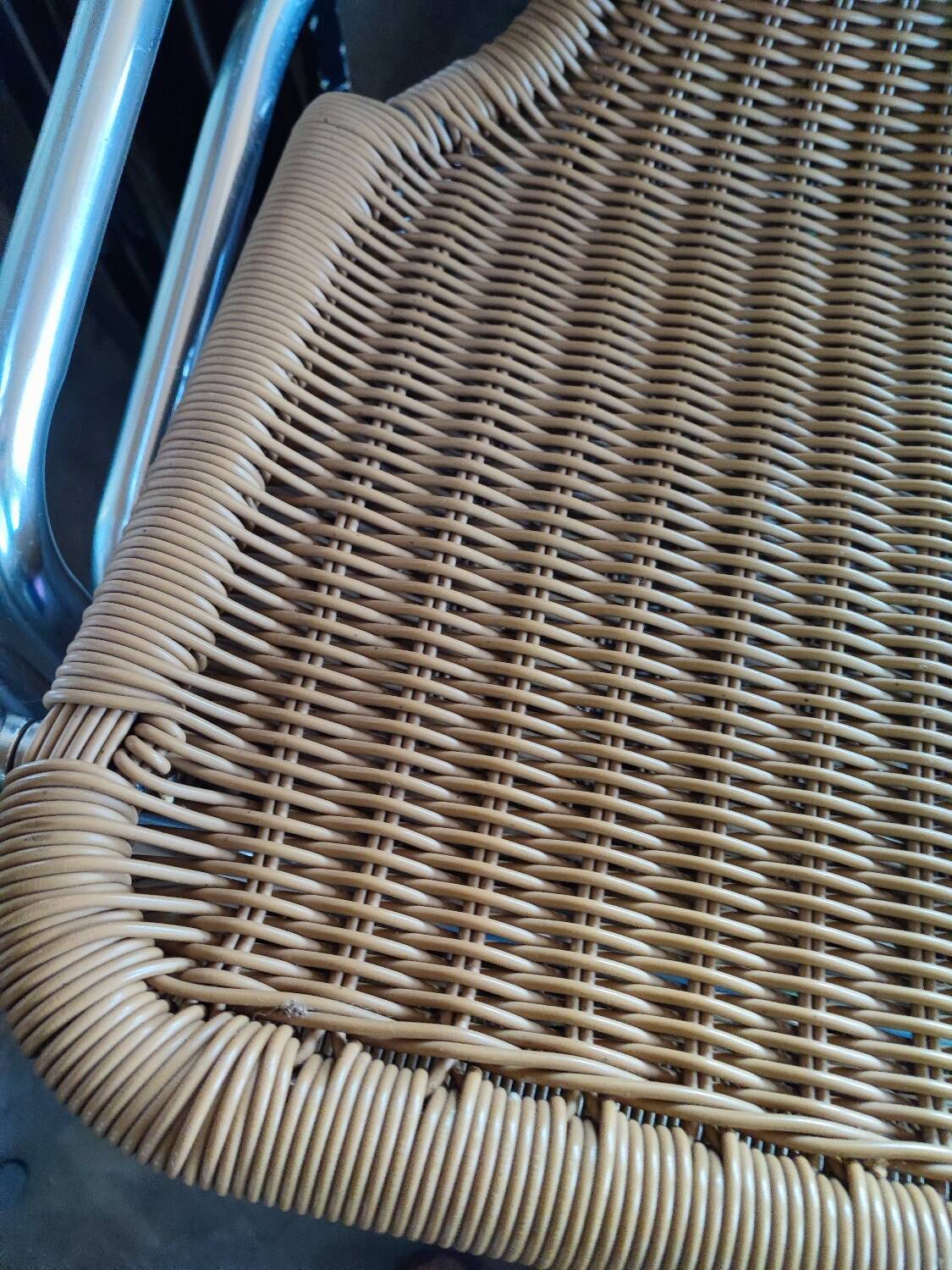 Scoubidou and aluminum chairs