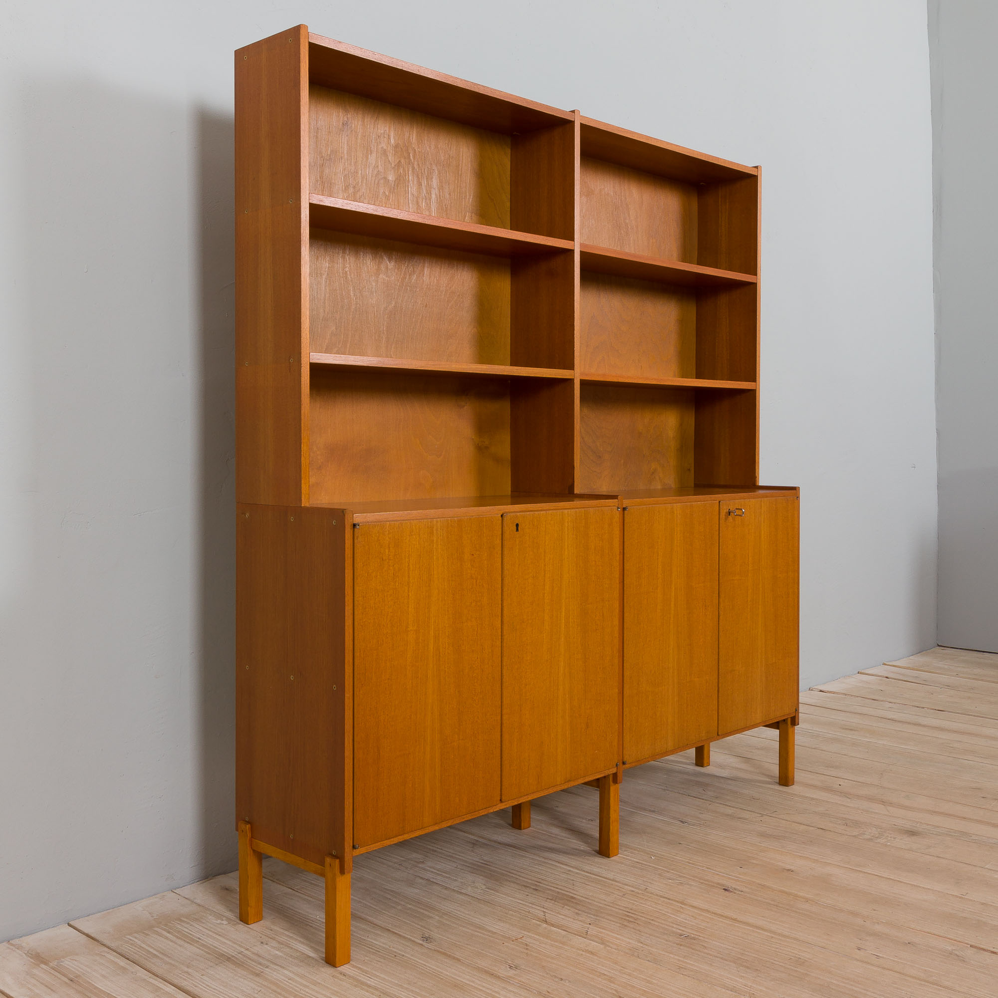 Unité murale indépendante scandinave avec armoire de bar, Norvège années 1960