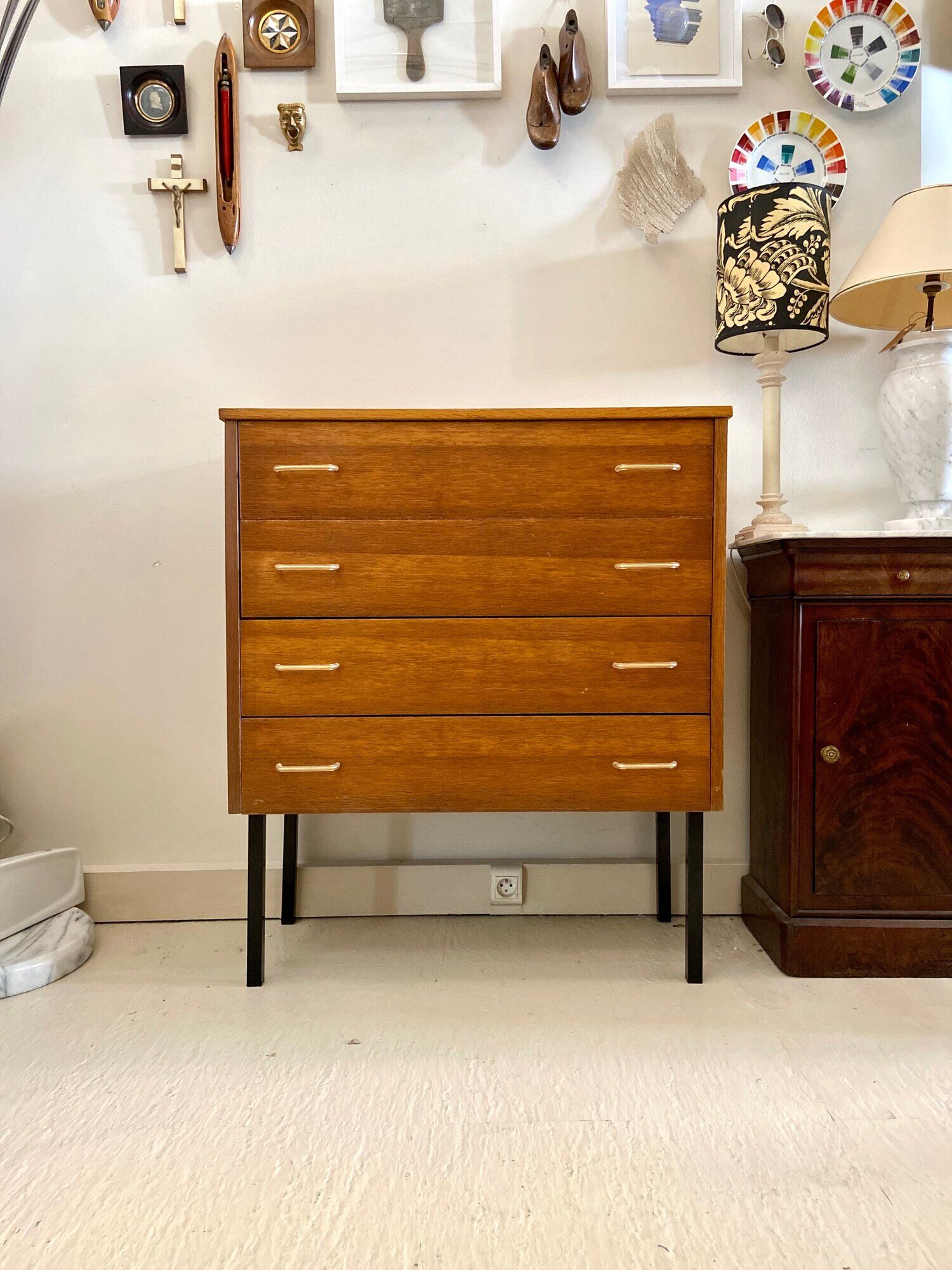 Commode 4 tiroirs en bois et métal noir années 1960
