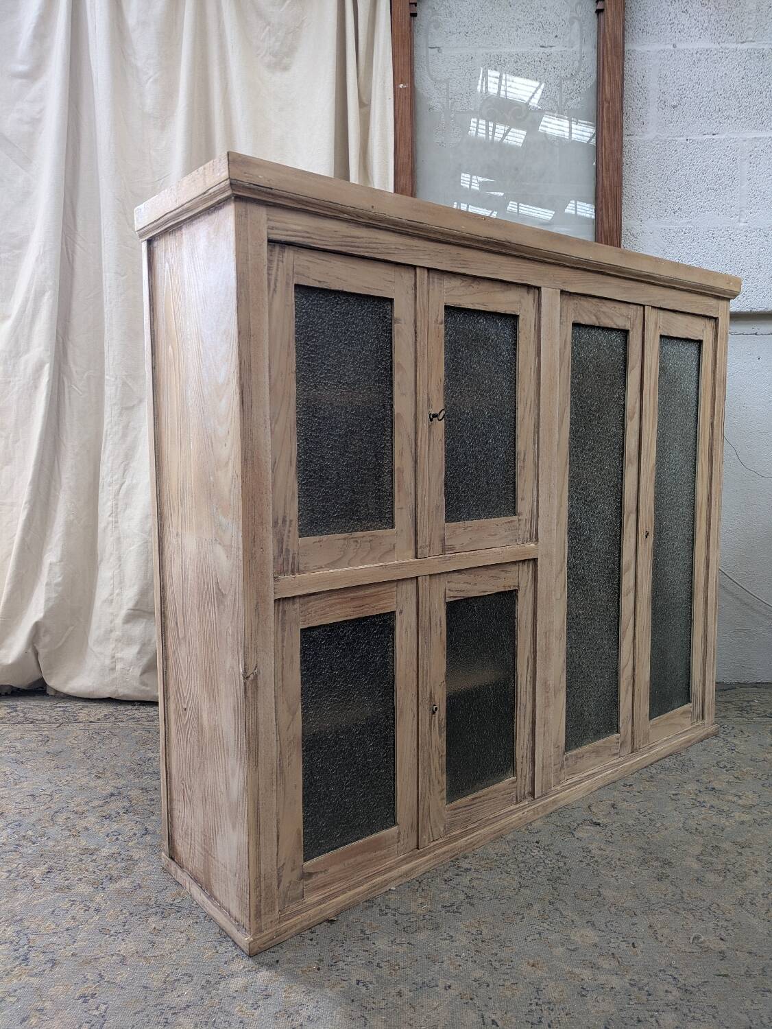 Raw glass cabinet