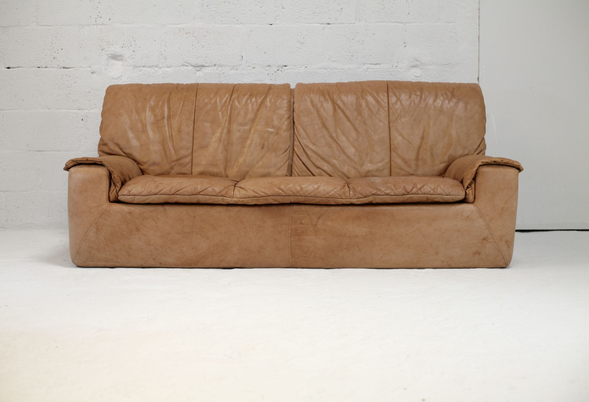 Cinna sofa. Circa 1970. Foam and "caramel" leather. 3 seats.