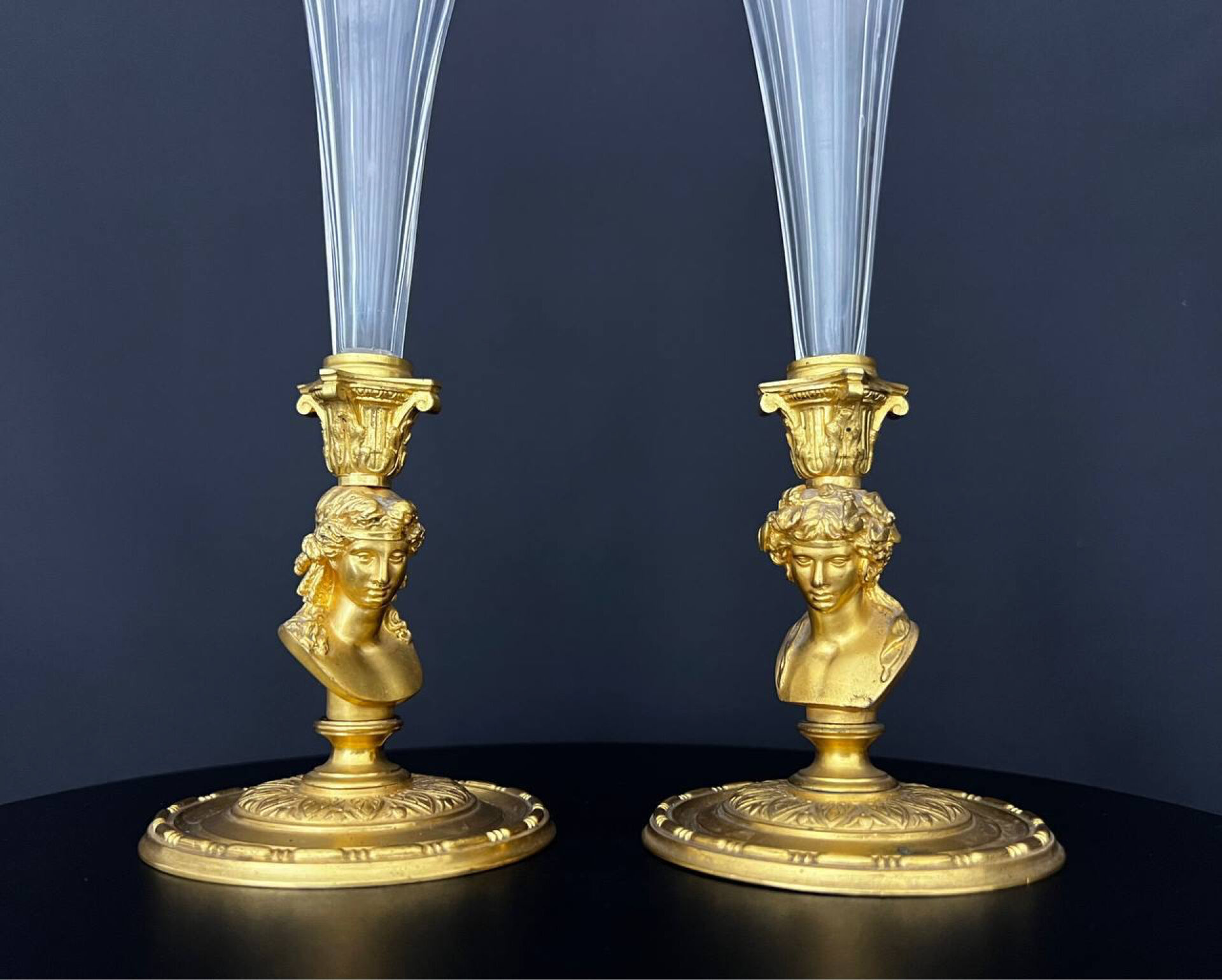 Paire de vases cornets en cristal taillé et bronze doré, de style Empi