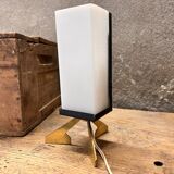 Tripod table lamp