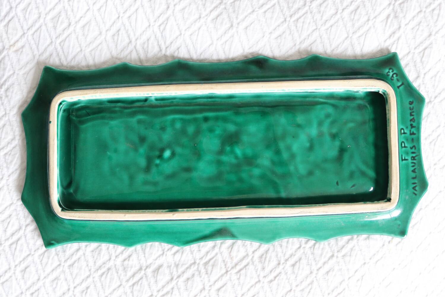 Large rectangular dish in green slipware with a strawberry design – Valla