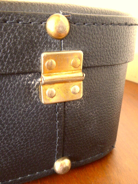 Vintage suitcases Mother & Daughter