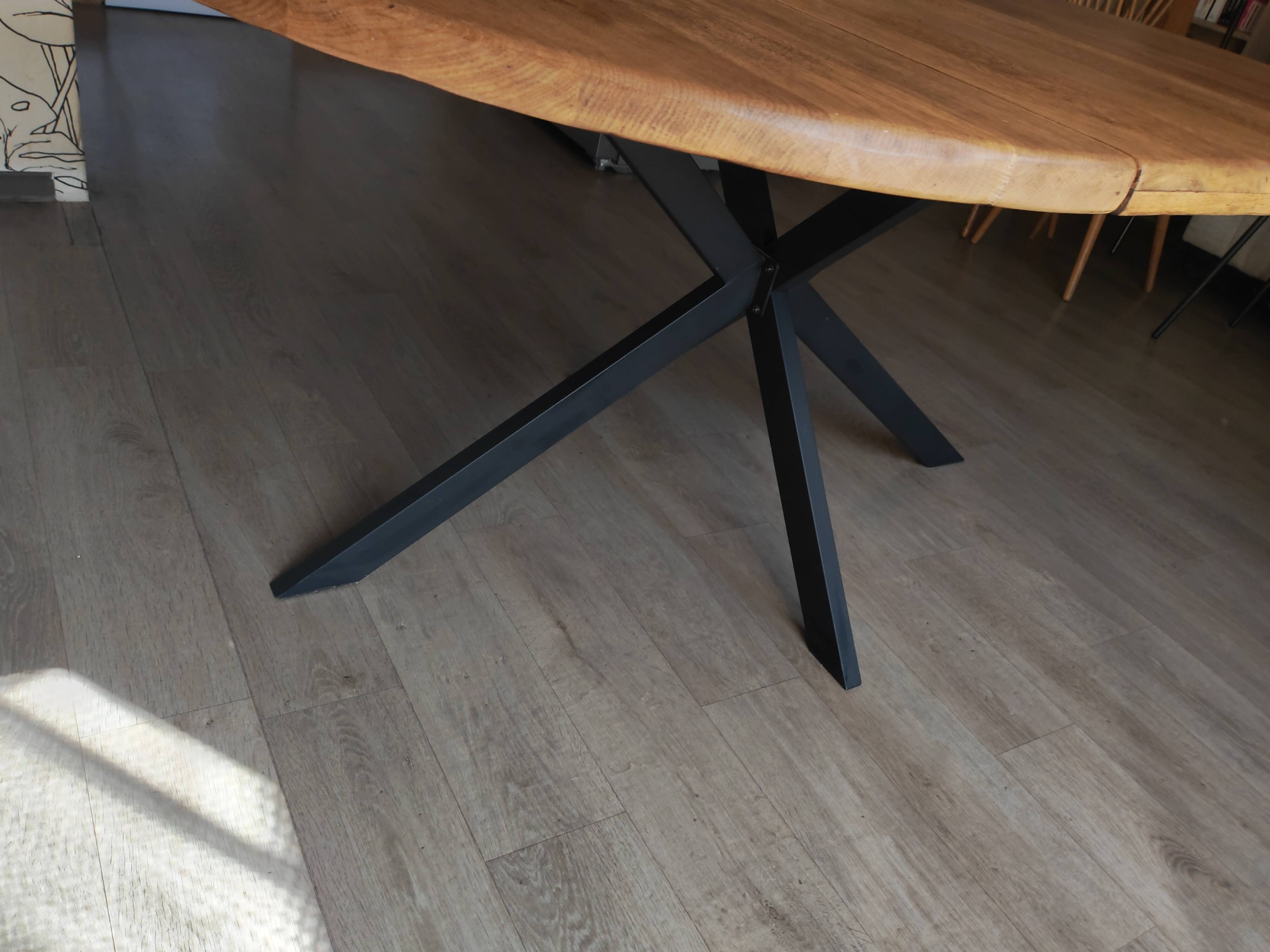 Table ovale extensible en chêne massif et pied métal