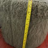 Deux poufs moumoute