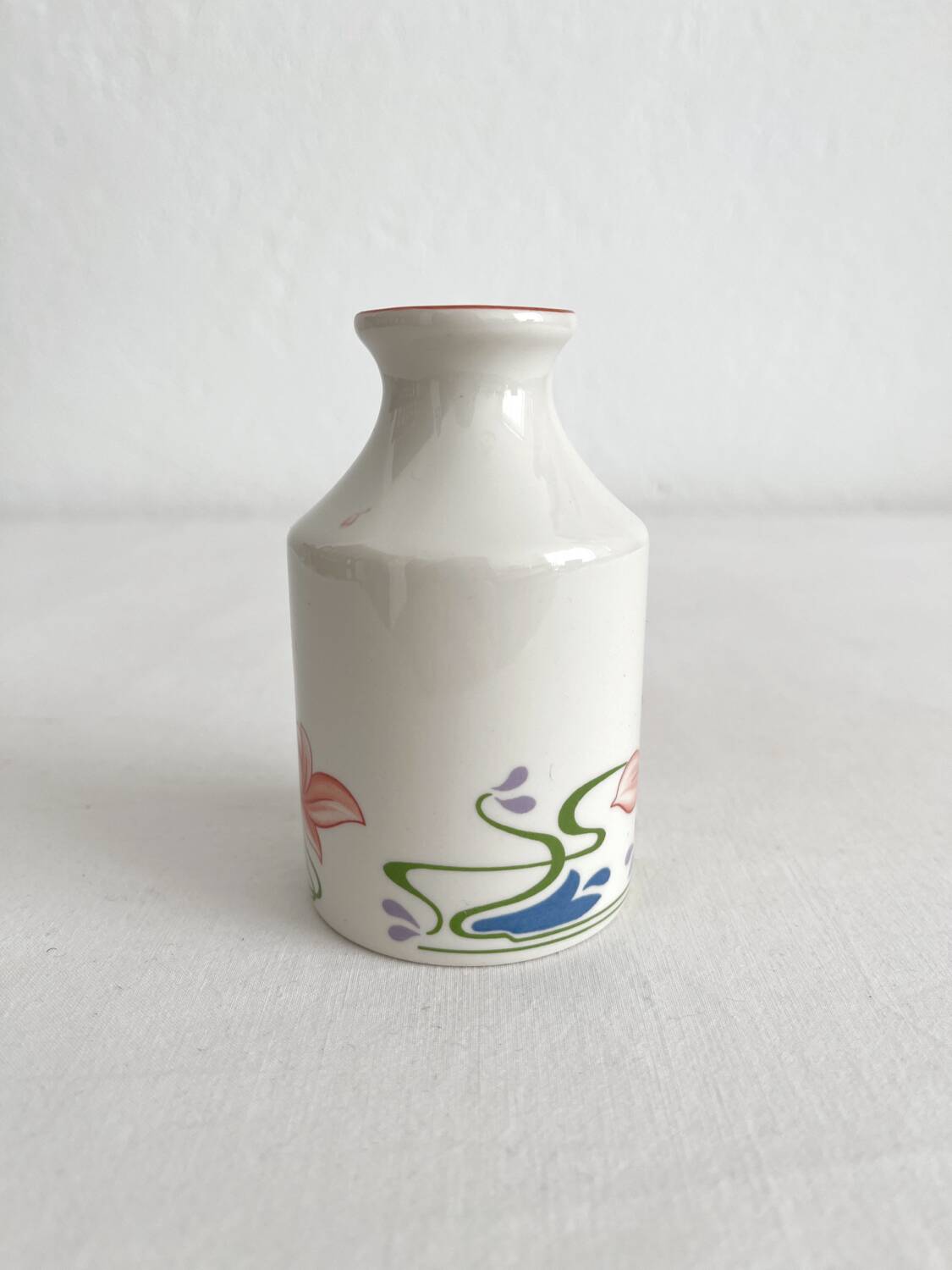 Villeroy & Boch "Florida" porcelain vase in vitro
